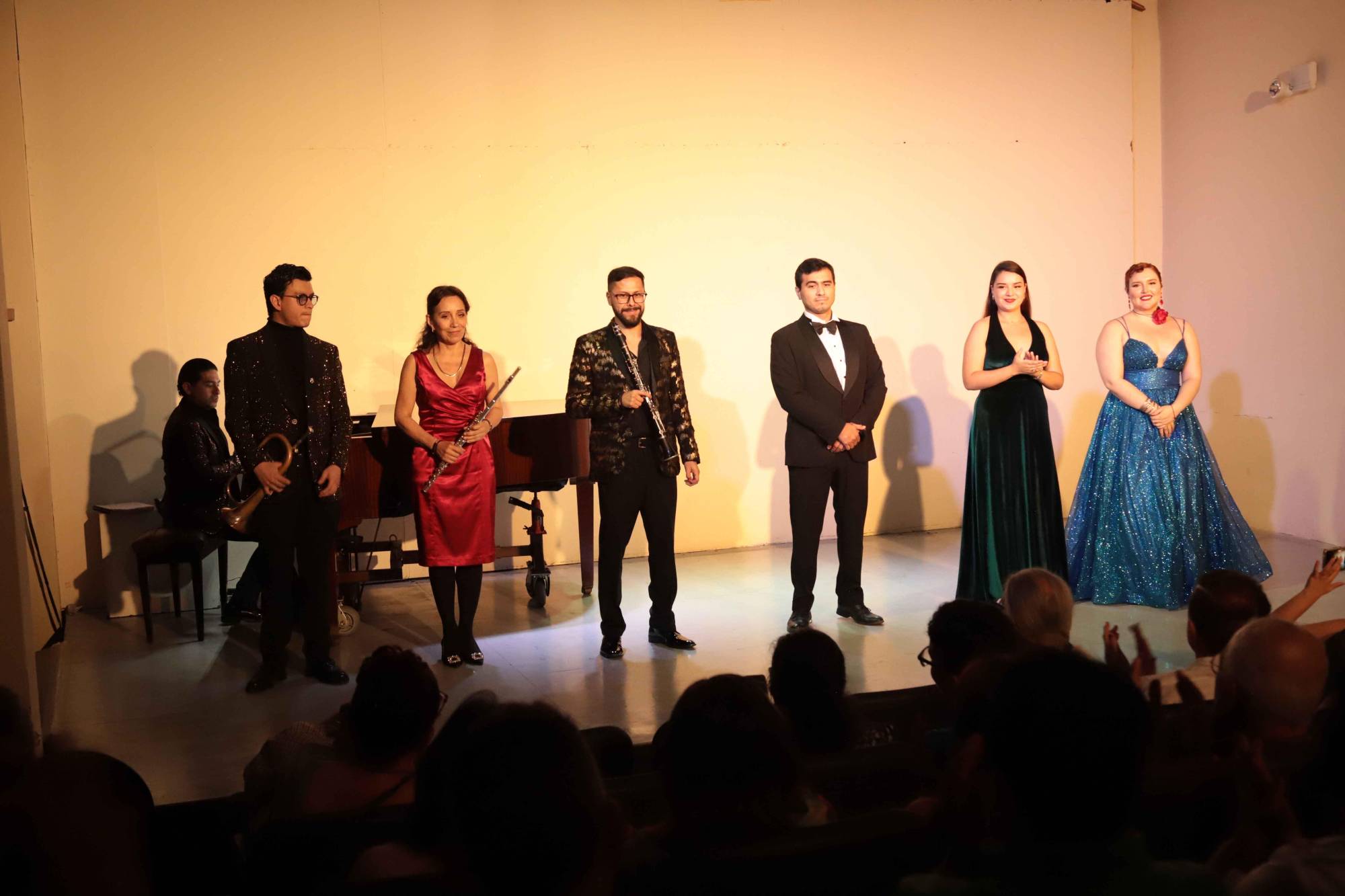 $!Las artistas estuvieron acompañadas al piano por el maestro Juan Pablo García, aquí Sebastián Cedillo, Frida Fernández, José Alfredo Bocanegra, Alejandro Yépez, Vanessa Gama y Rosa Ferreiro.