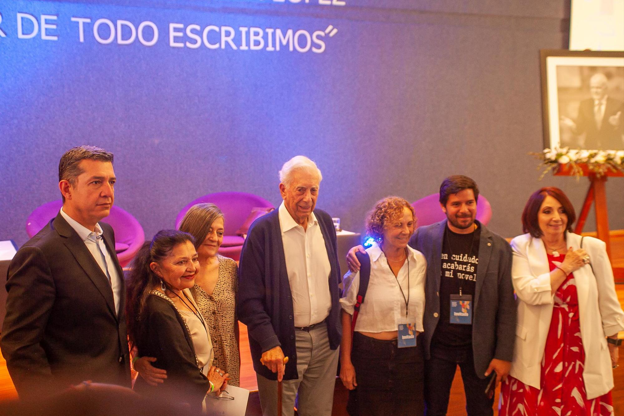 $!Autoridades universitarias y de la FIL, con Mario Vargas Llosa, en la inauguración de la Bienal.