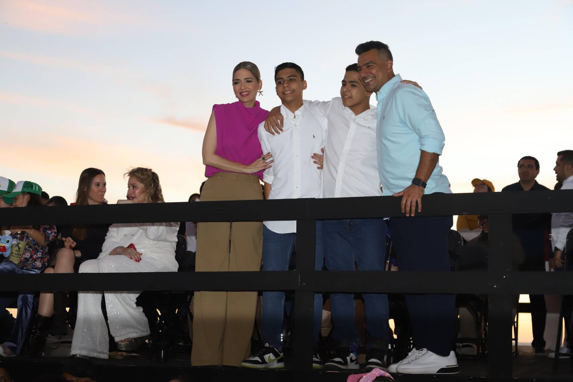 $!La Alcaldesa Estrella Palacios junto a su esposo Román Lizárraga y sus hijos, Román y Rodrigo, disfrutan del desfile del Carnaval 2026.