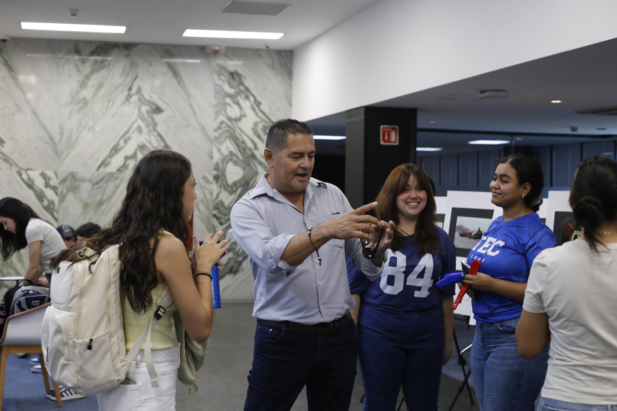 $!El fotoperiodista Martín Urista comparte experiencias con alumnos el Tec de Monterrey.
