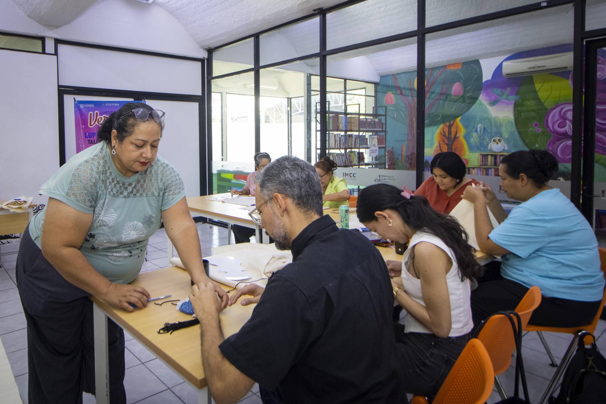 $!También los caballeros ejercitan su creatividad en este taller de diseño manual.