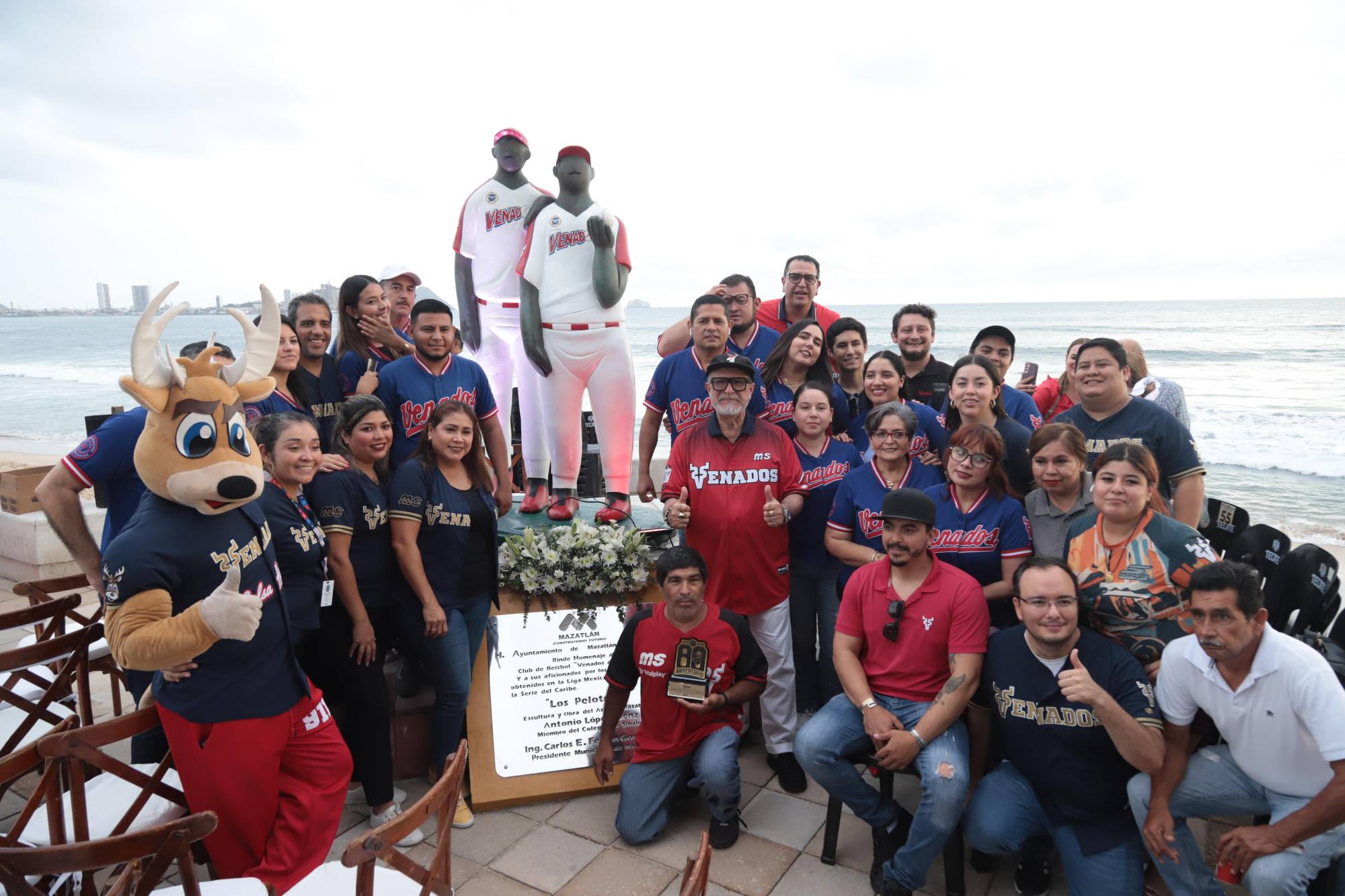 $!Colaboradores del Club Venados se toman la fotografía del recuerdo en el Monumento al Beisbol, obra del escultor y pintor Antonio López Sáenz.