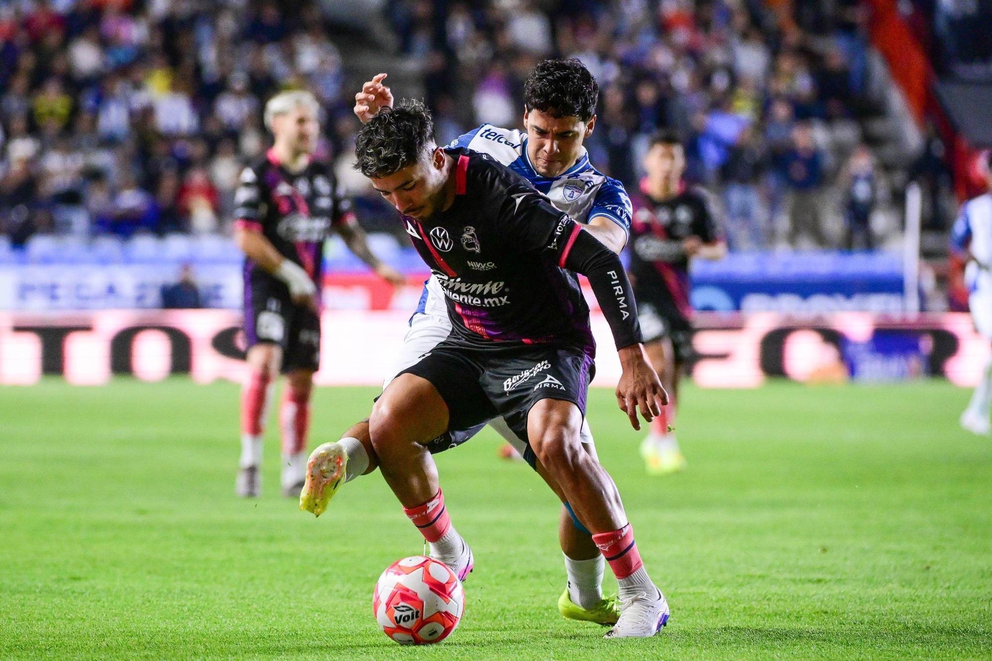 $!Pachuca vence con 10 hombres a Puebla