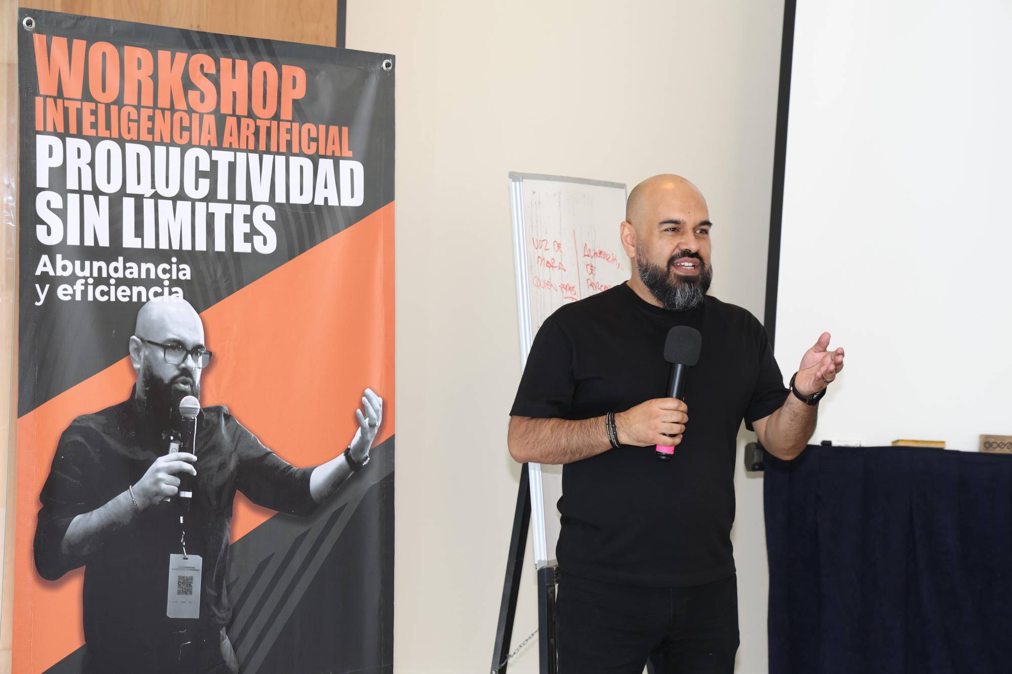 $!Alfonso De Alba, director de Santinos Digital, compartió herramientas y estrategias de inteligencia artificial aplicadas al crecimiento y competitividad empresarial.