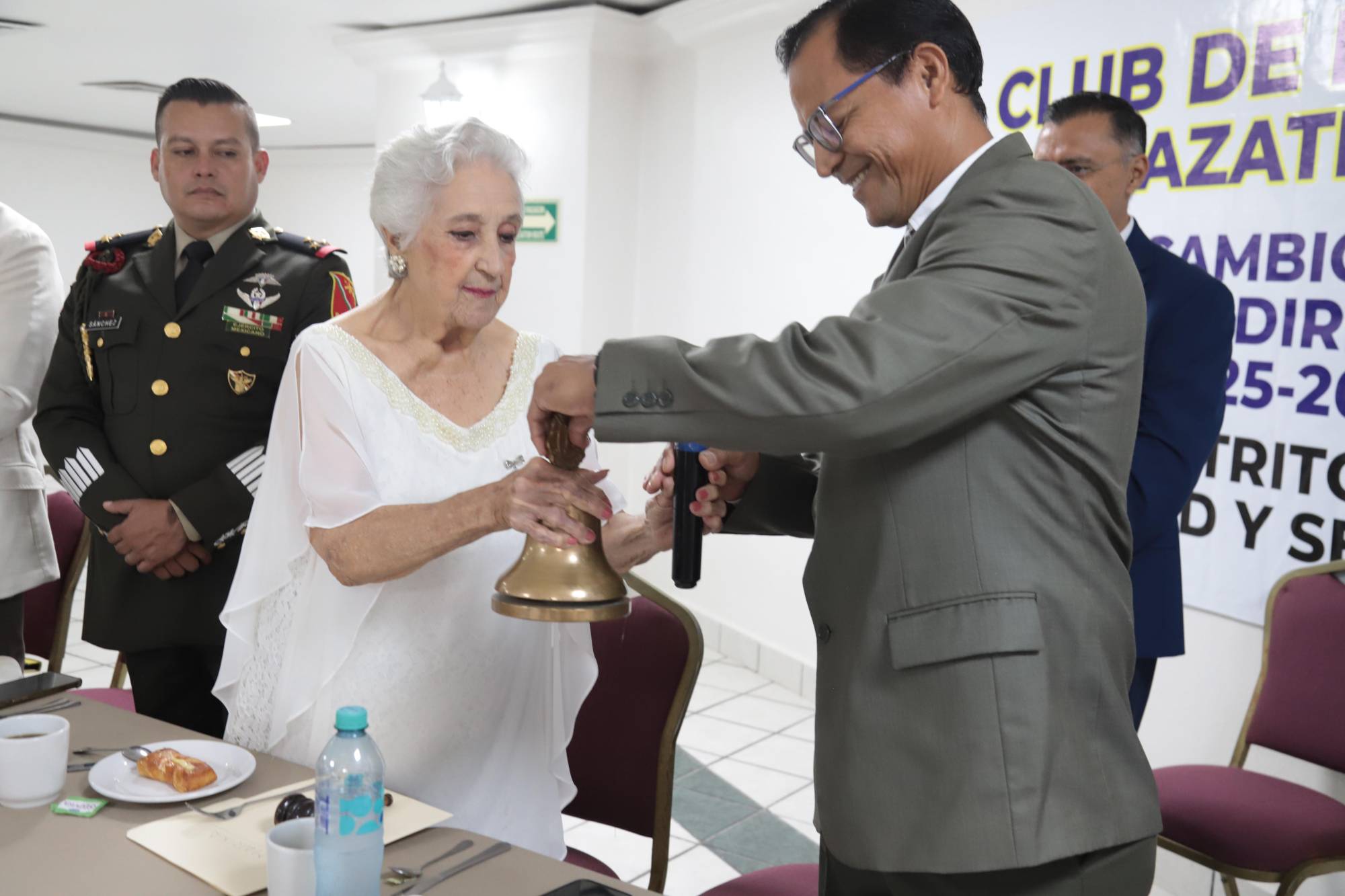 $!Mariana Guerra hace entrega de la campana y martillo al nuevo presidente.