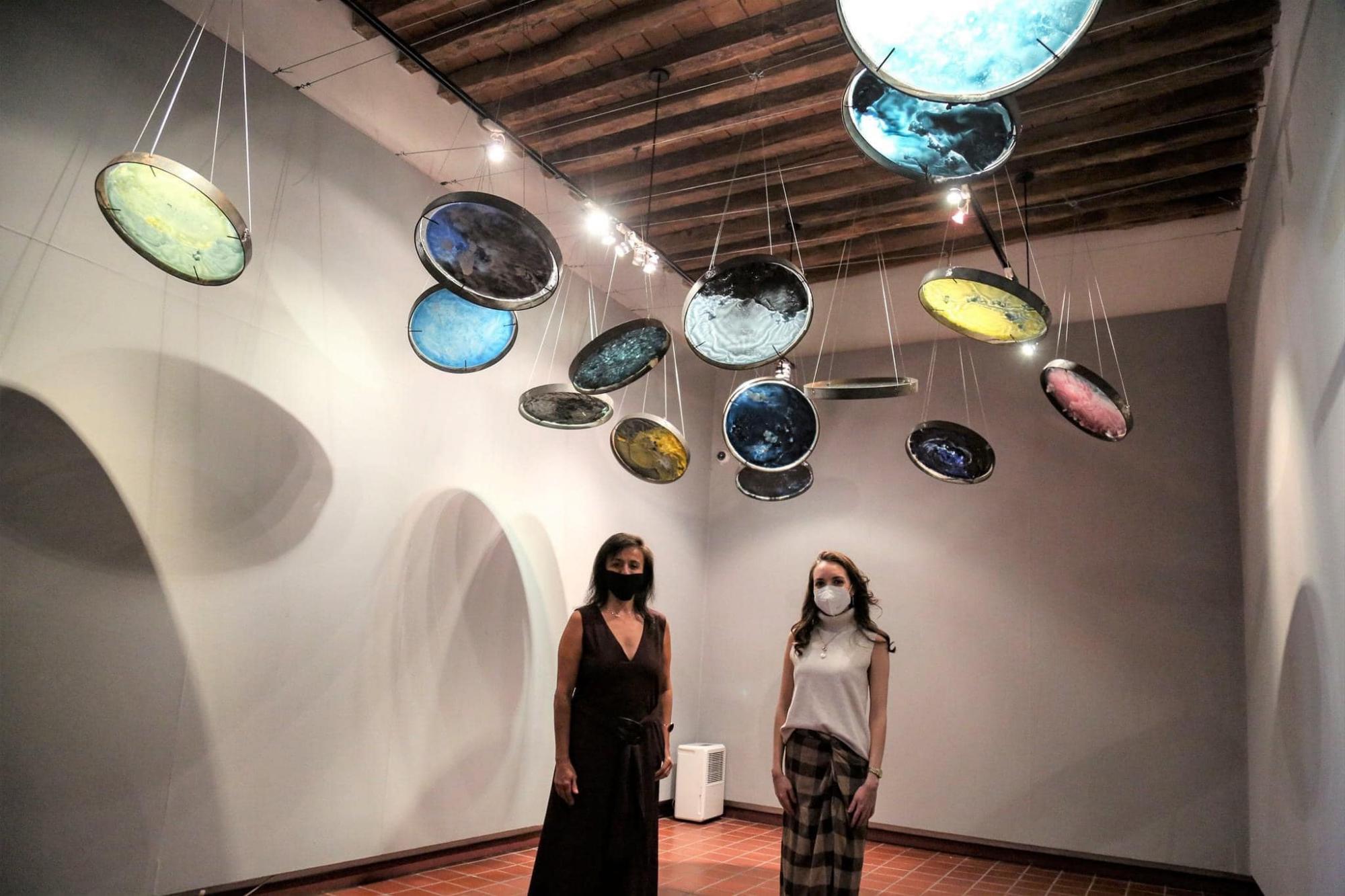 $!La artista Guadalupe Aguilar y Alejandra Larrondo, directora del Masin, en la exposición Azul profundo, diálogo entre veladuras.