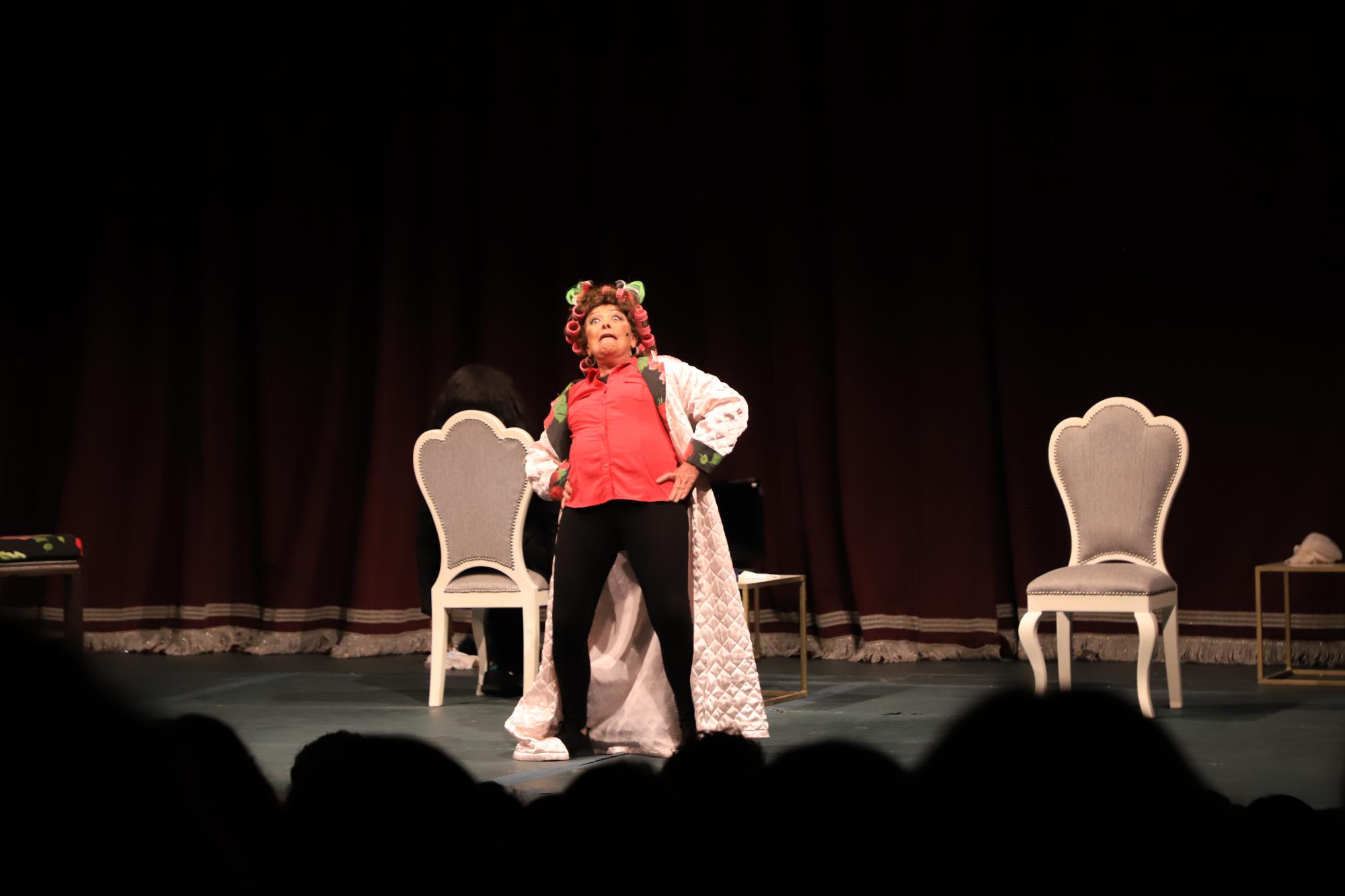 $!Los asistentes disfrutan la actuación de la actriz.