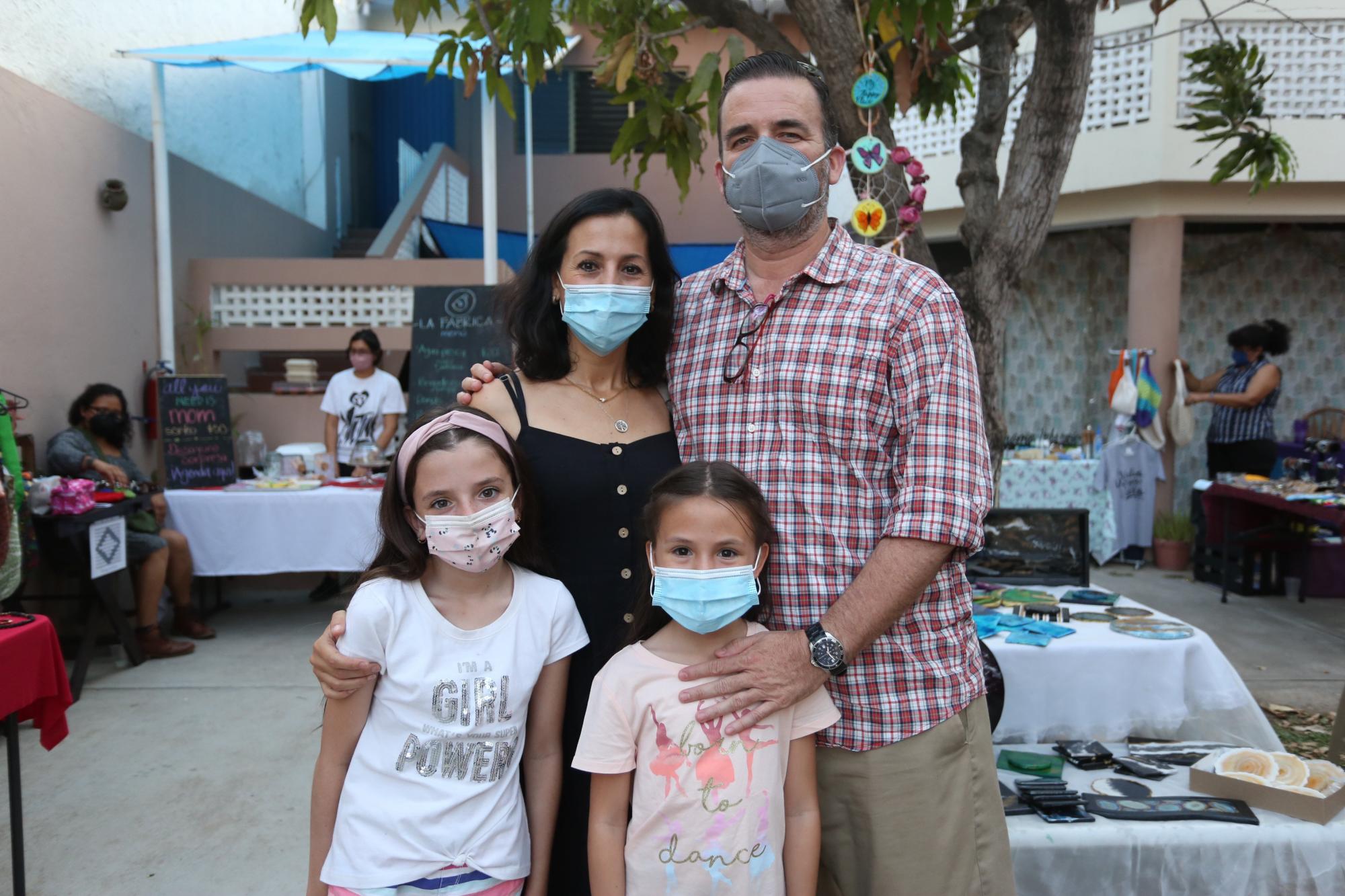 $!Amparo Sandoval y Sergio Corrales con sus pequeñas Paulina y Vanessa.