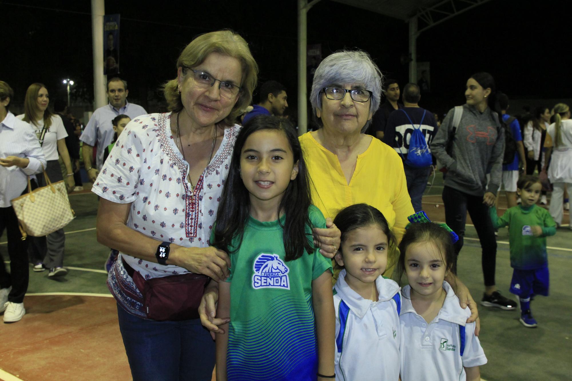 $!Amalia Loaiza y Laura Loaiza, con las niñas María Paula, María Regina y María Sofía.