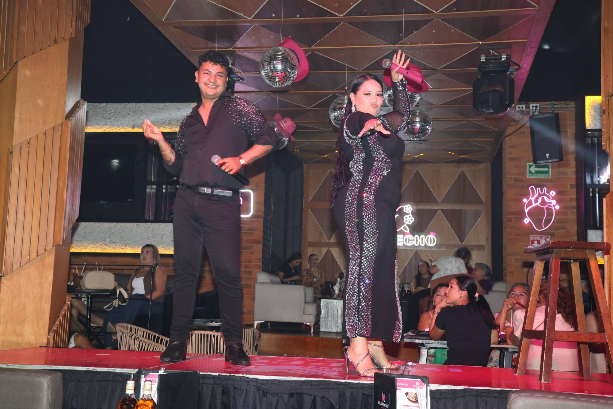 $!Fer Espinoza e Ivy Favela encabezaron la “Tardeada Migajera” en Despecho Mazatlán, donde el público cantó y bailó al ritmo de los grandes éxitos del desamor.