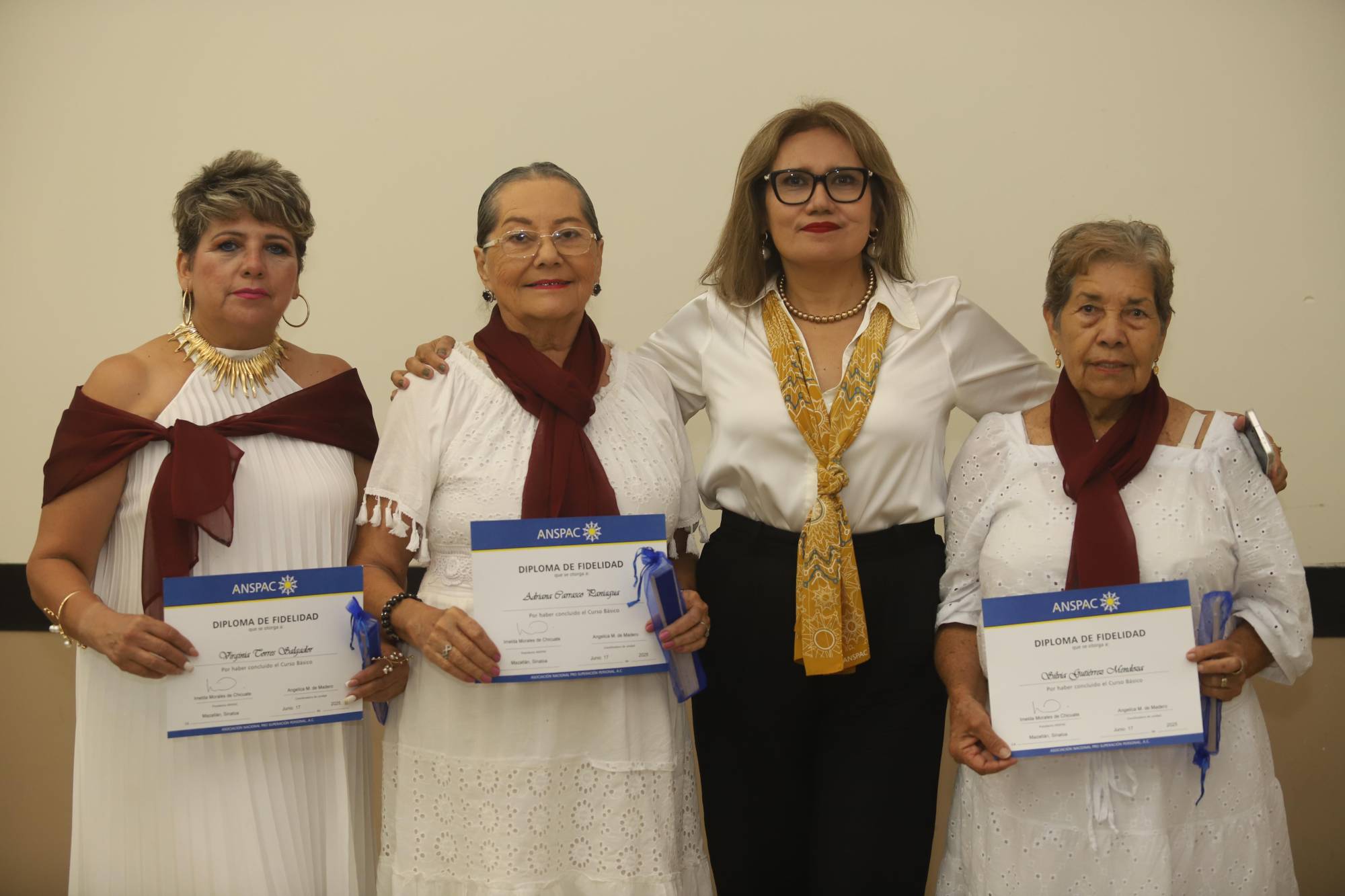 $!La animadora María Elvira Castro entre Virgina Torres, Adriana Carrasco y Silvia Gutiérrez.