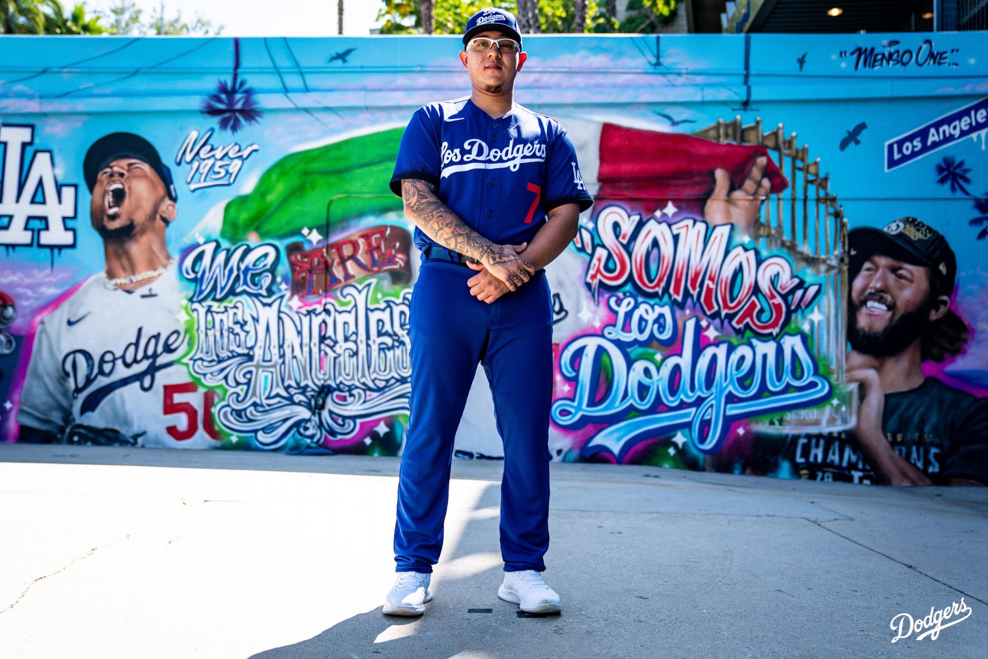 $!Julio Urías y Fernando Valenzuela modelan uniforme City Connect de Dodgers