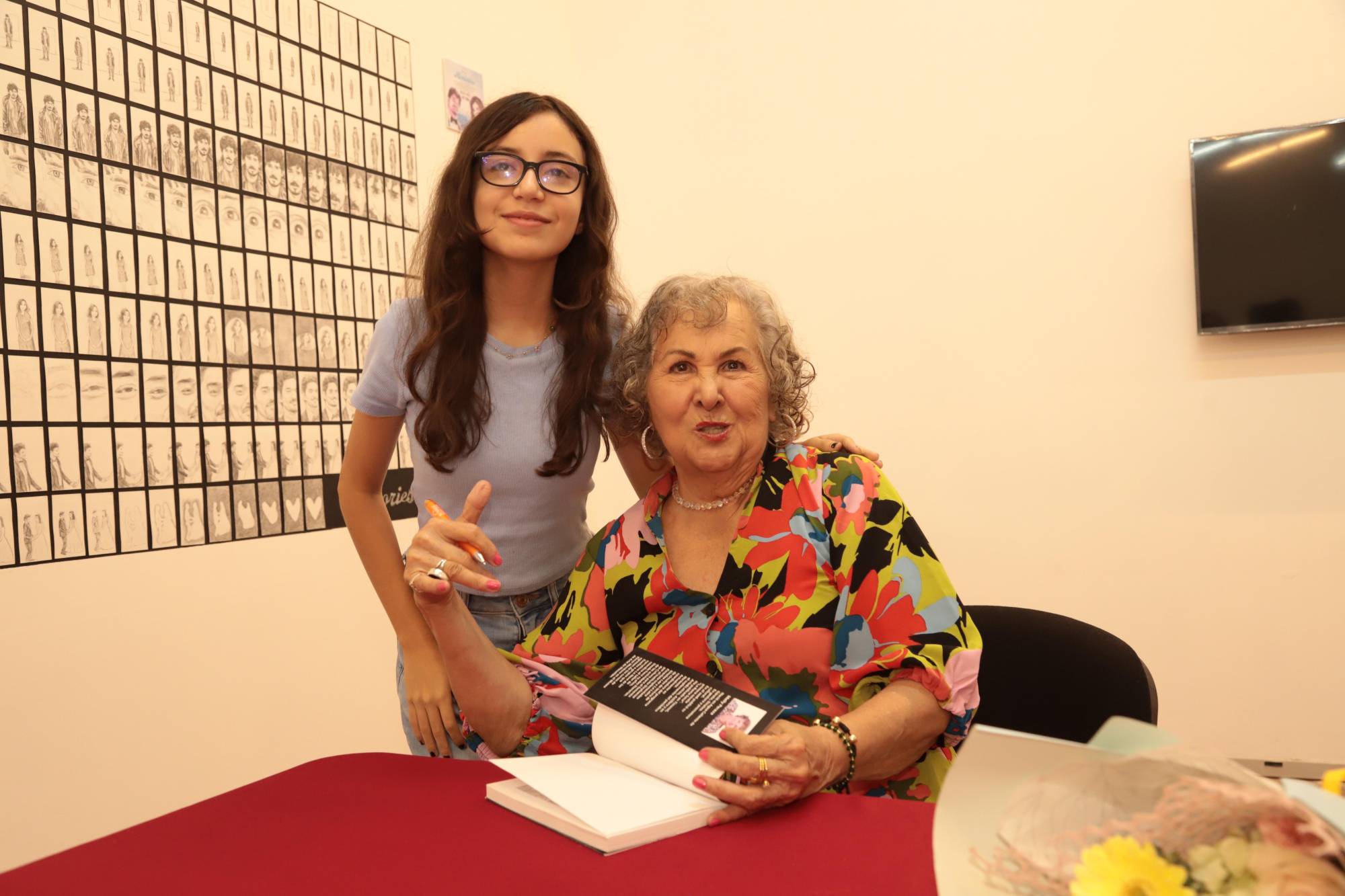 $!La escritora firma su libro a Victoria Lafarga.