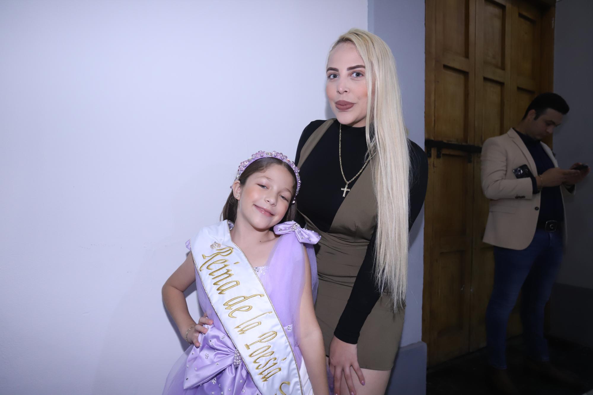 $!Givanna, Reina de la Poesía del Carnaval 2024 junto a su mamá Thania Miranda.
