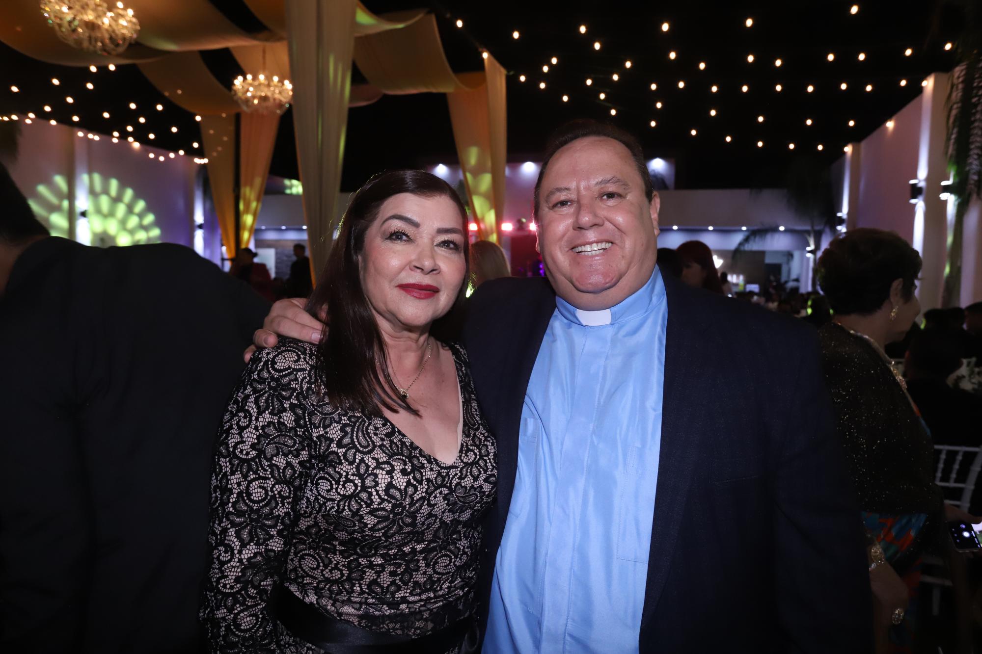 $!Petra Valdez junto al Padre Heriberto.