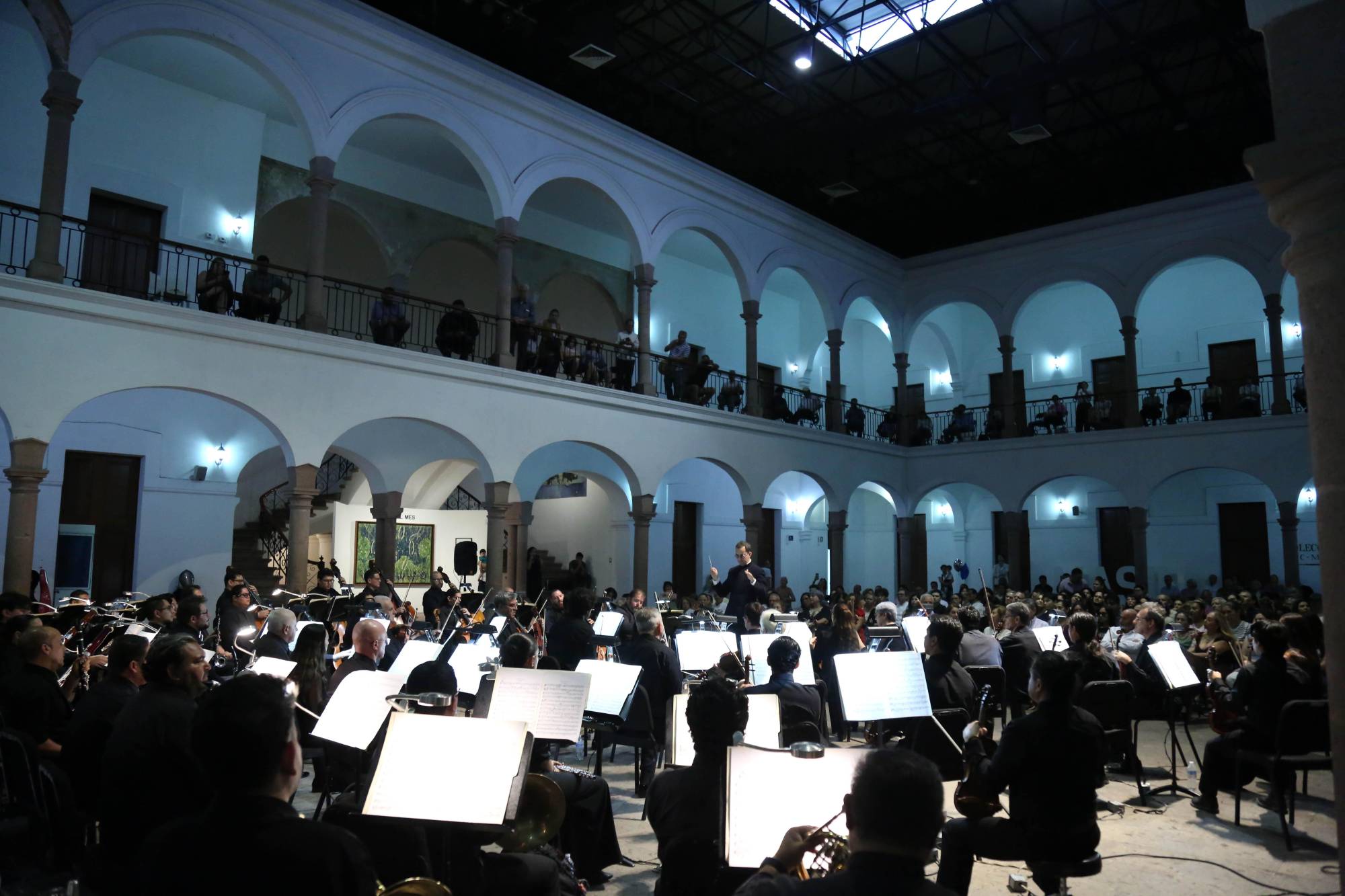 $!El público apreció el concierto también desde la planta alta del museo.