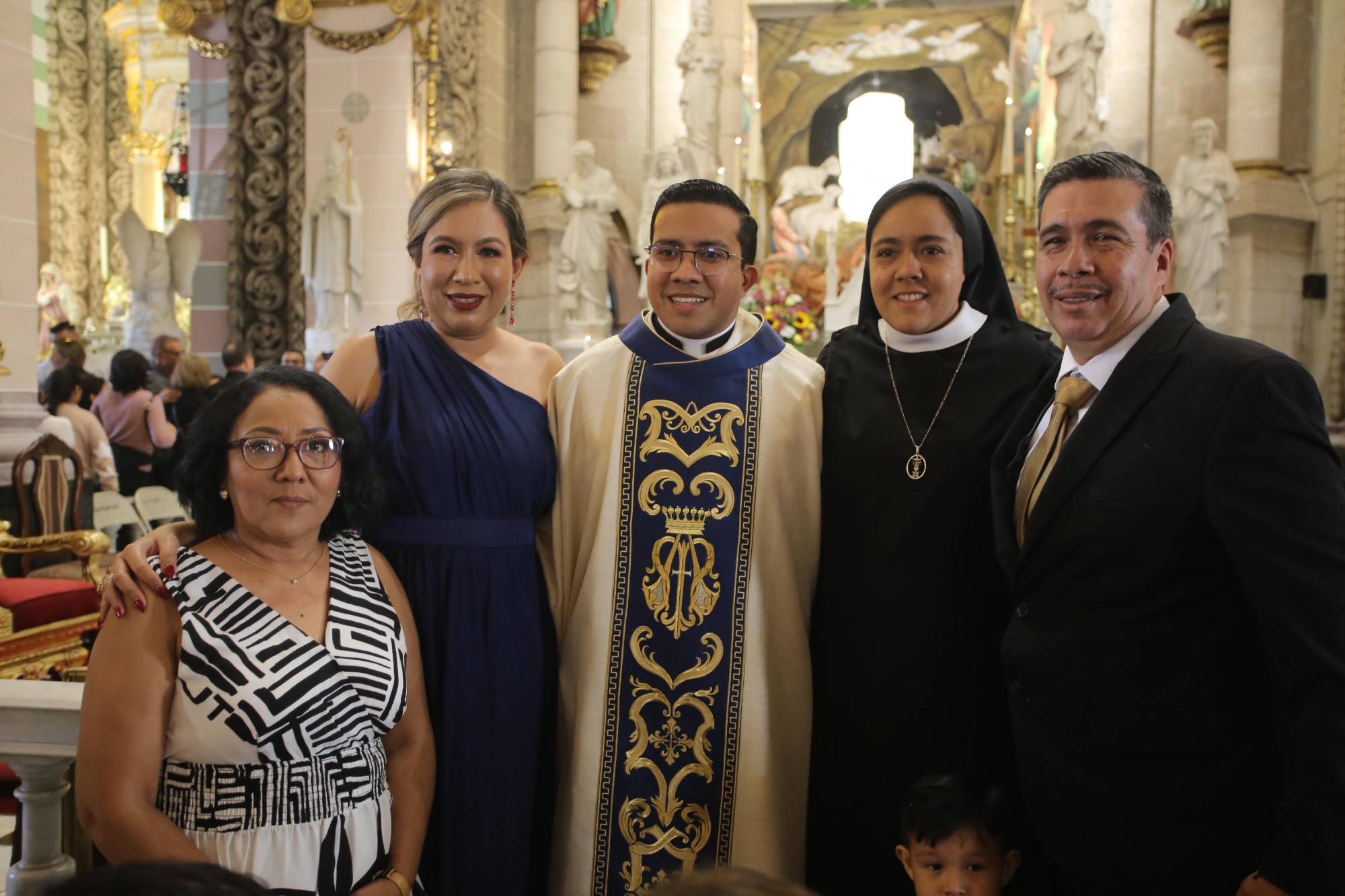 $!Miguel Ángel entre sus padres, Guadalupe Silva y Miguel Ángel Canizales; y sus hermanas, Yaneth Guadalupe y la Hermana Nuvia Jaseth Canizales.