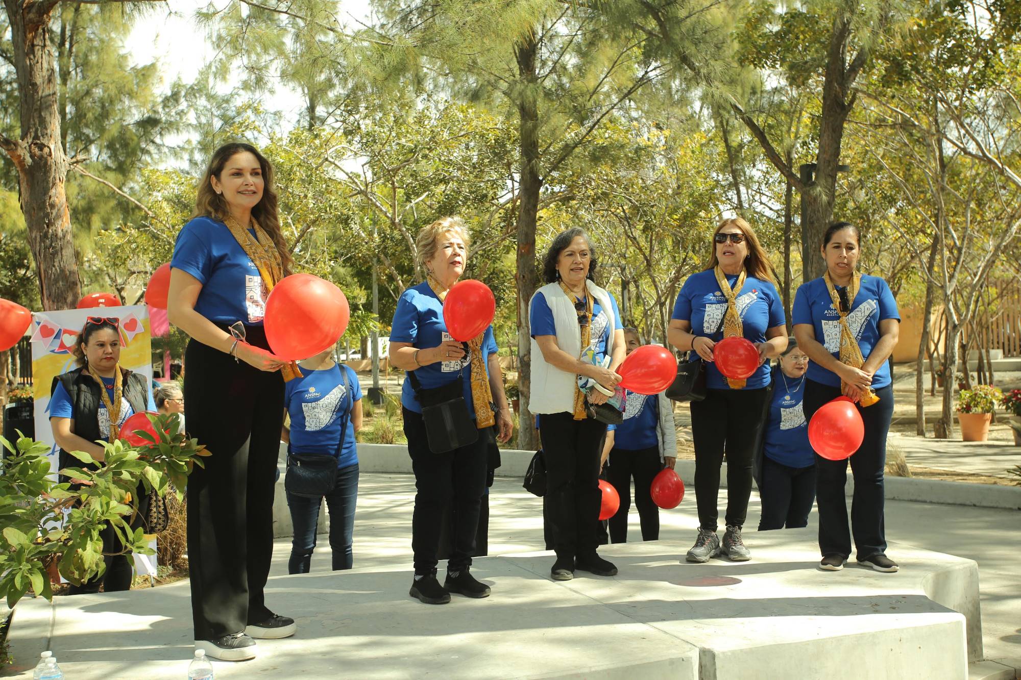 $!Imelda Morales de Chicuate da la bienvenida a las asistentes. Aquí Imelda junto a Lucy Calleros de Soto, Lupita Huerta, Melly Sánchez y Mariana Gamboa, integrantes del Comité de Anspac Mazatlán.