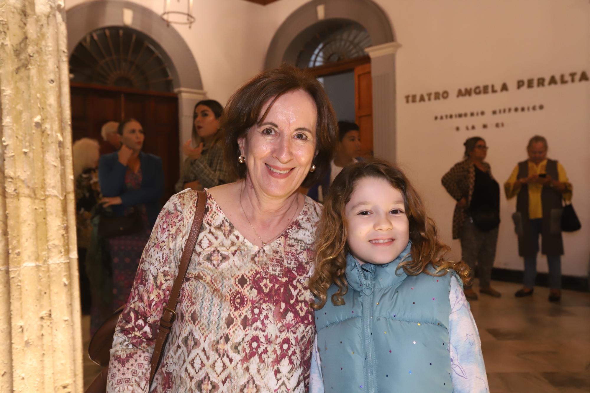 $!Amaya Peña junto a la pequeña Emma González.