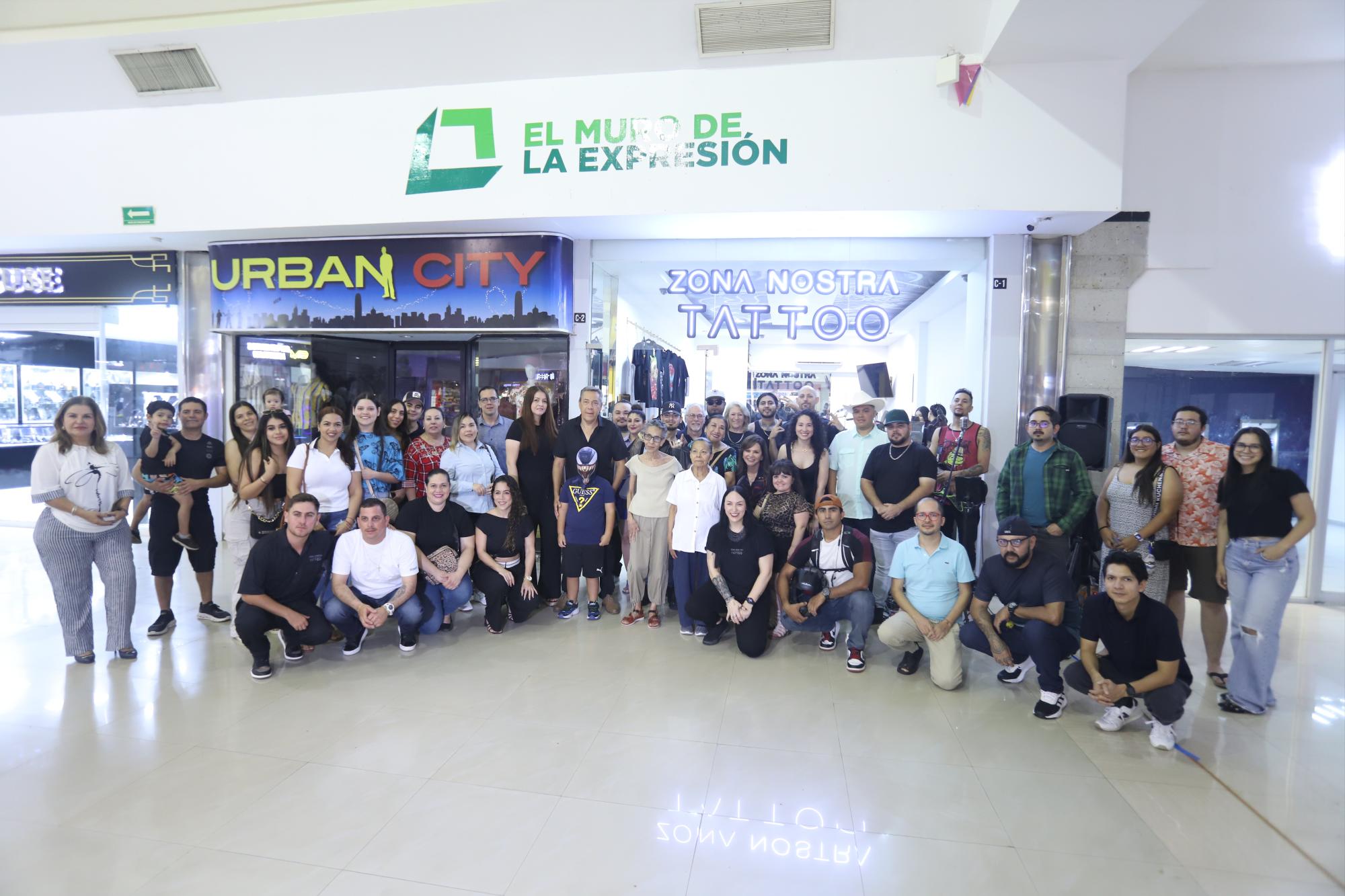 $!Familiares y amigos acompañaron a los jóvenes en la inauguración del local.