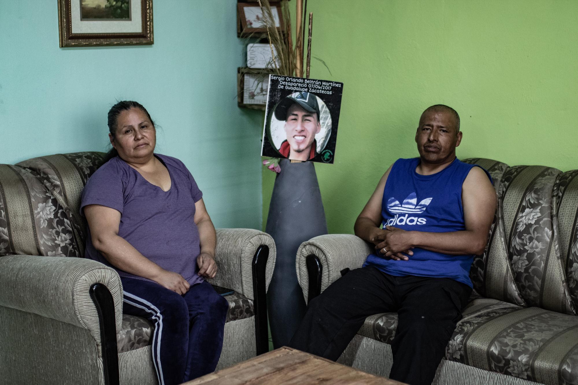 $!Martha Angélica Martínez y José Guadalupe Beltrán, padres de Sergio Orlando Beltrán Martínez, desaparecido a los 19 años, el 7 de junio del 2017 en el centro histórico de Zacatecas.. Abril 2022, Guadalupe, Zacatecas.