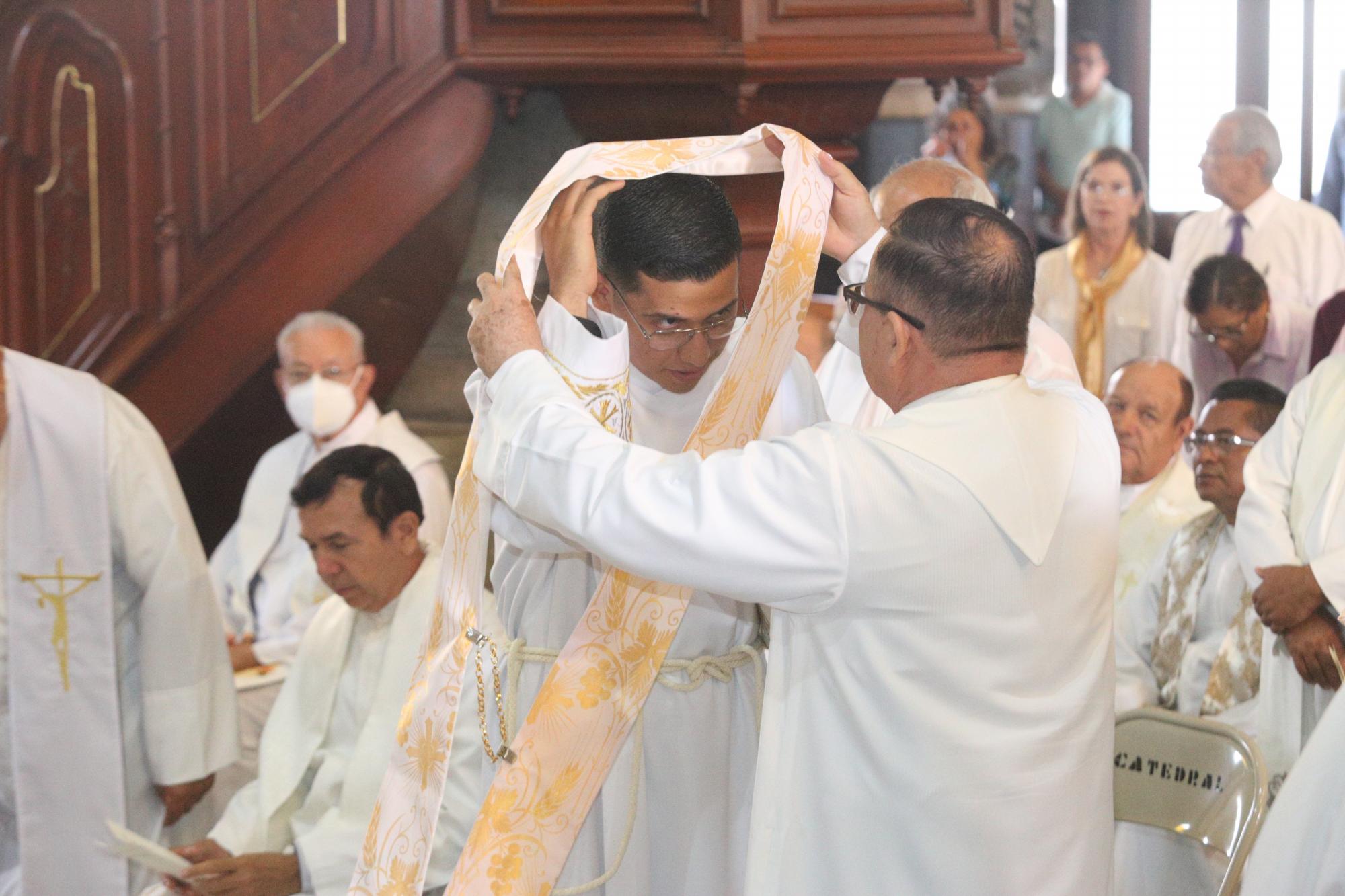 $!Después de su ordenación José Alberto Ortega Navarro recibió la dalmática diaconal de manos del Padre Gustavo Diaz Ruiz, rector del Seminario Diocesano de Mazatlán.