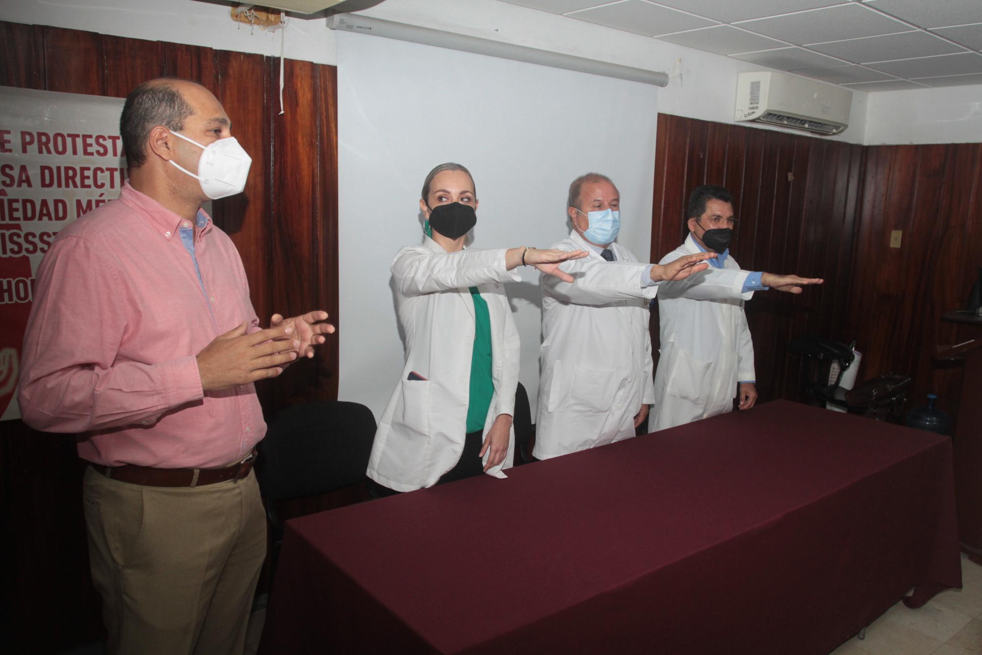 $!El Delegado del ISSSTE en Sinaloa Marcial Silva Gómez, realizó la toma de protesta a la nueva mesa directiva de la Sociedad Médica del Hospital ISSSTE de Mazatlán, encabezada por el doctor Jaime Camacho.