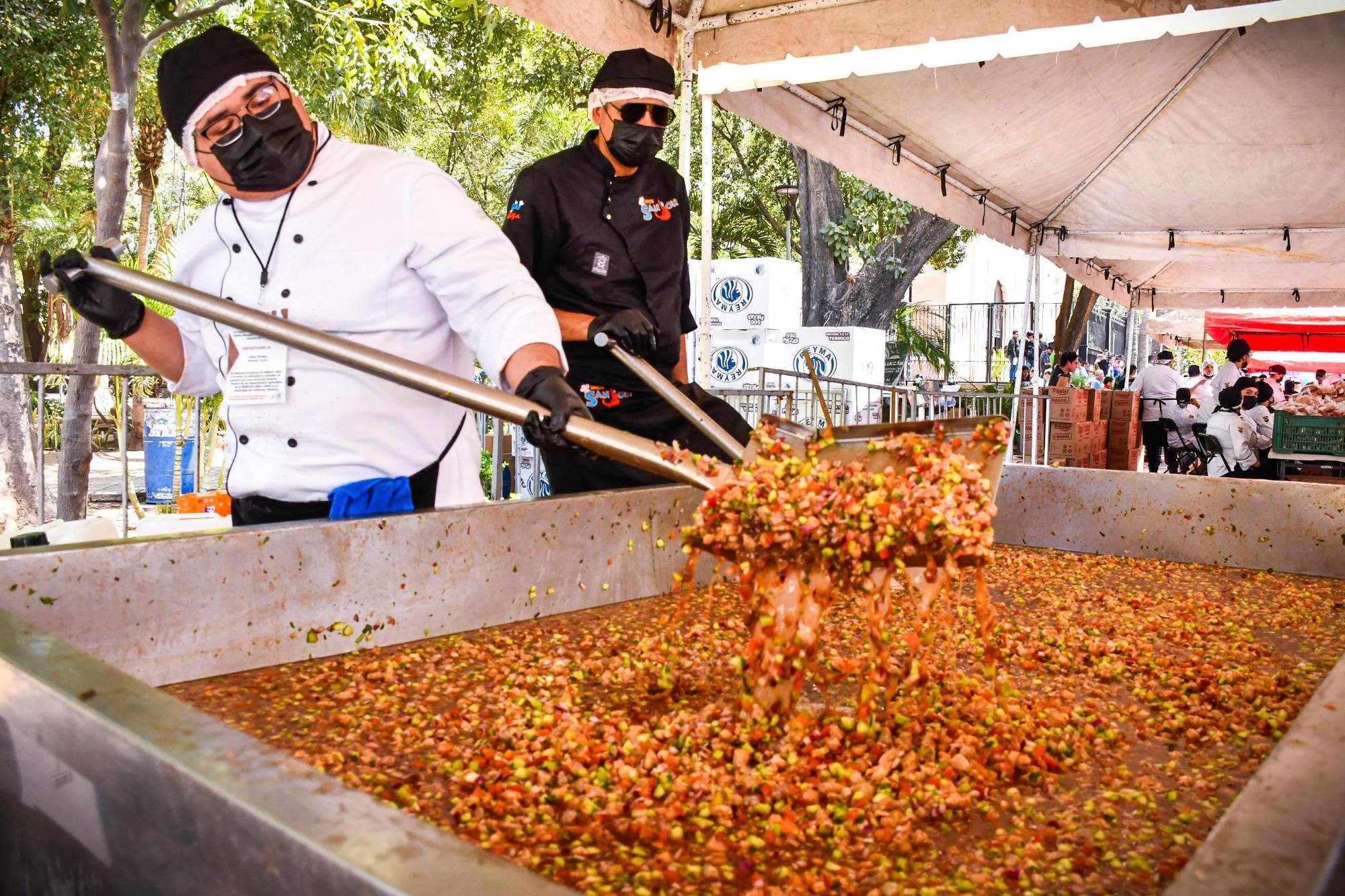 $!Preparan 3 toneladas de ceviche en ‘El Propinón’ en apoyo a trabajadores afectados por la violencia en Culiacán