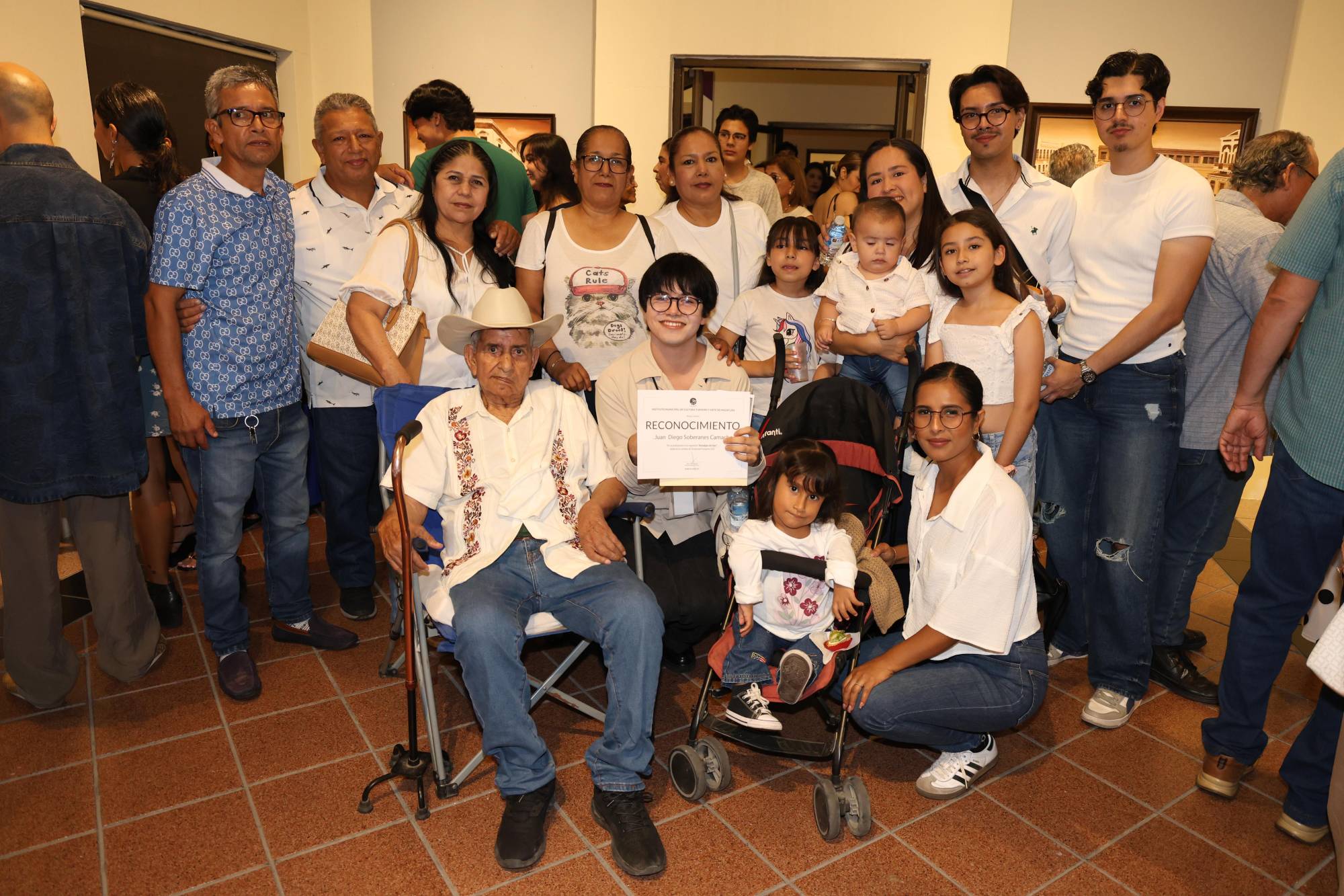 $!El joven artista Juan Diego Soberanes junto a su familia.