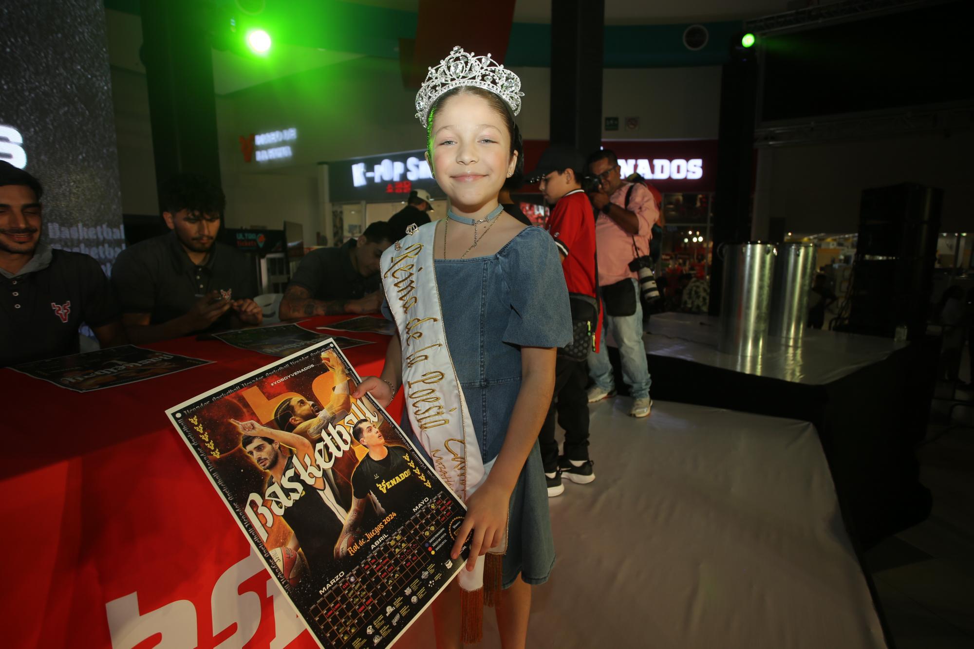 $!Givanna Miranda, Reina de la Poesía del Carnaval de Mazatlán 2024, consiguió los autógrafos de los jugadores.