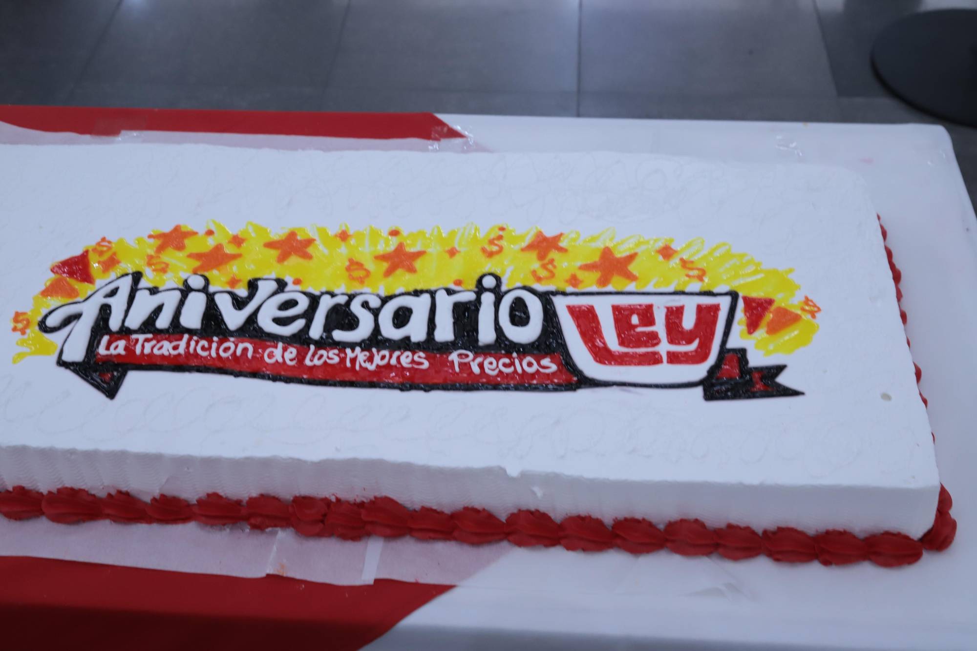 $!El pastel con el logotipo de Ley y la frase “Aniversario Ley, la tradición de los mejores precios”, lució en la explanada de la sucursal.