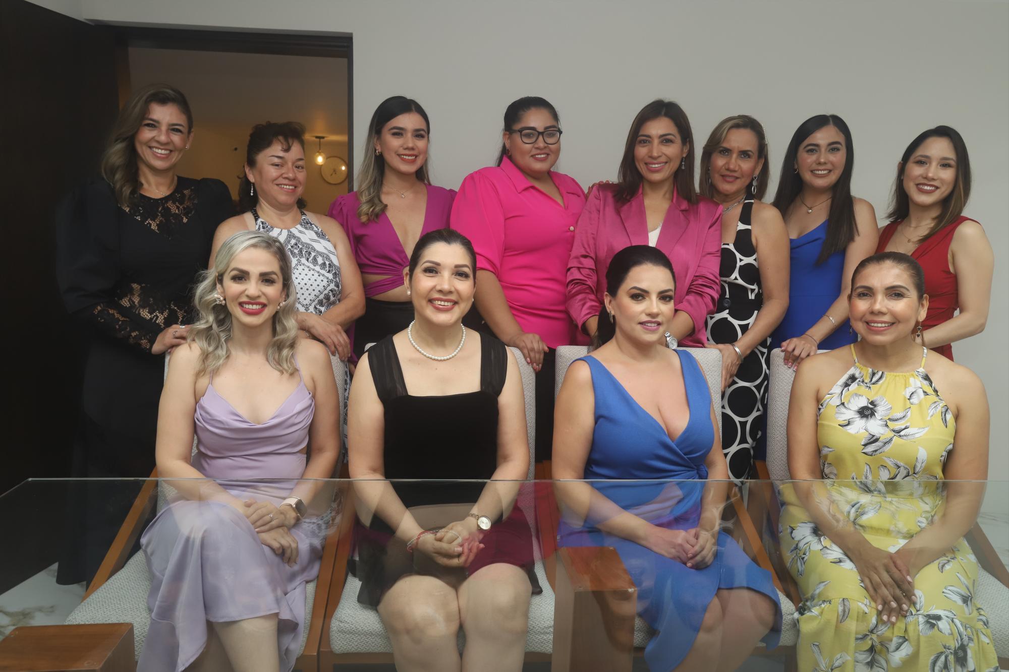 $!La licenciada Jéssica Páez Lizárraga entre las colaboradores de su bufete jurídico.