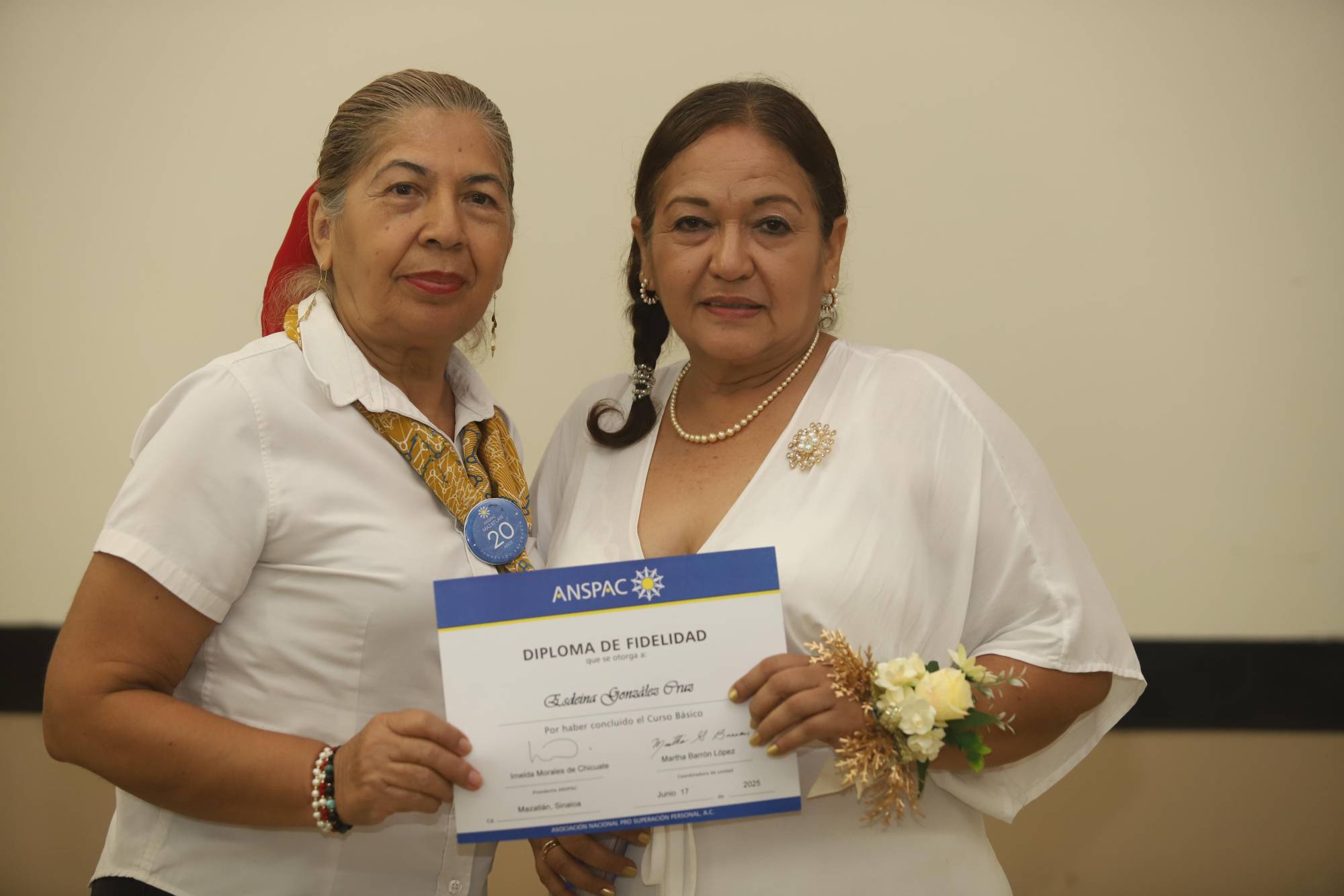 $!Martha Barrón junto a la graduada Esdeina González Cruz, de la Unidad Control Técnico de Plagas.