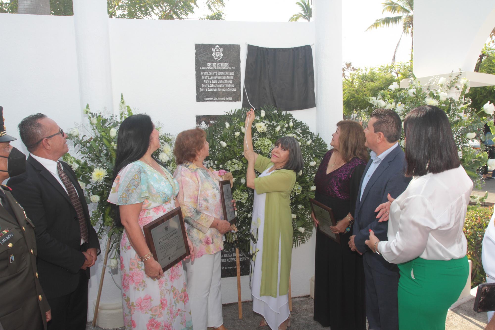$!Se develó una placa en honor a los maestros, ubicada por la avenida Miguel Alemán.