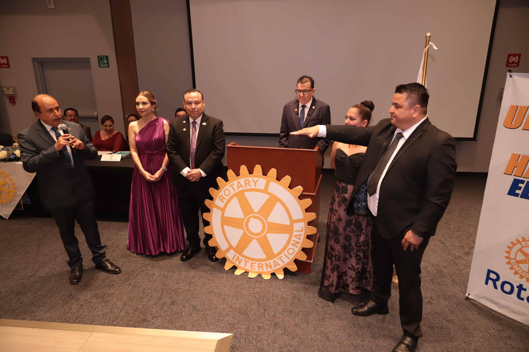 $!Manuel Salvador Rivas al momento de rendir protesta como nuevo socio del club.