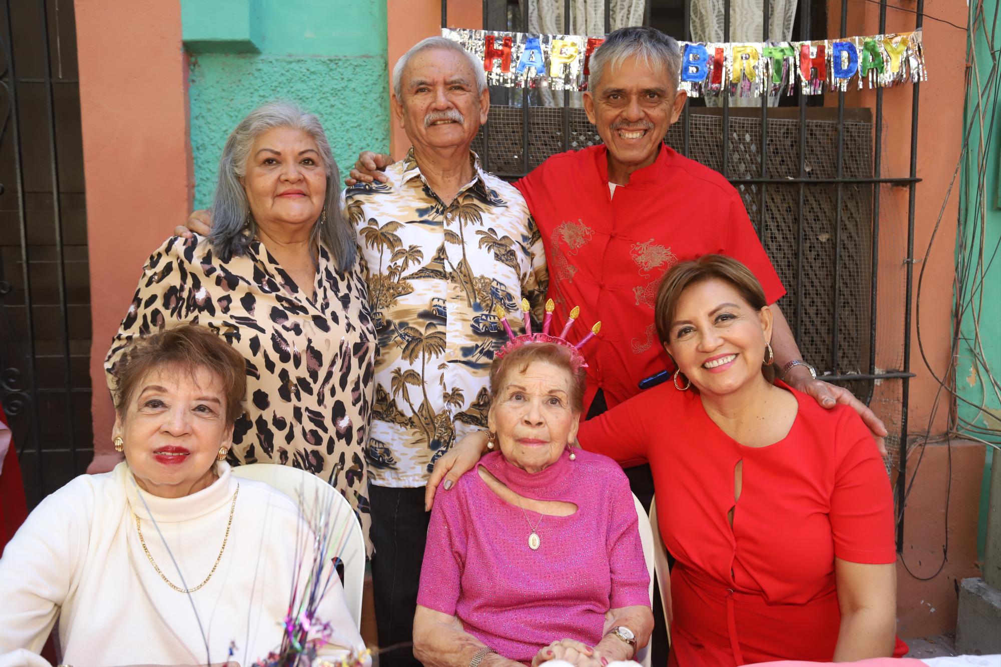 $!La cumpleañera entre algunos de sus familiares.