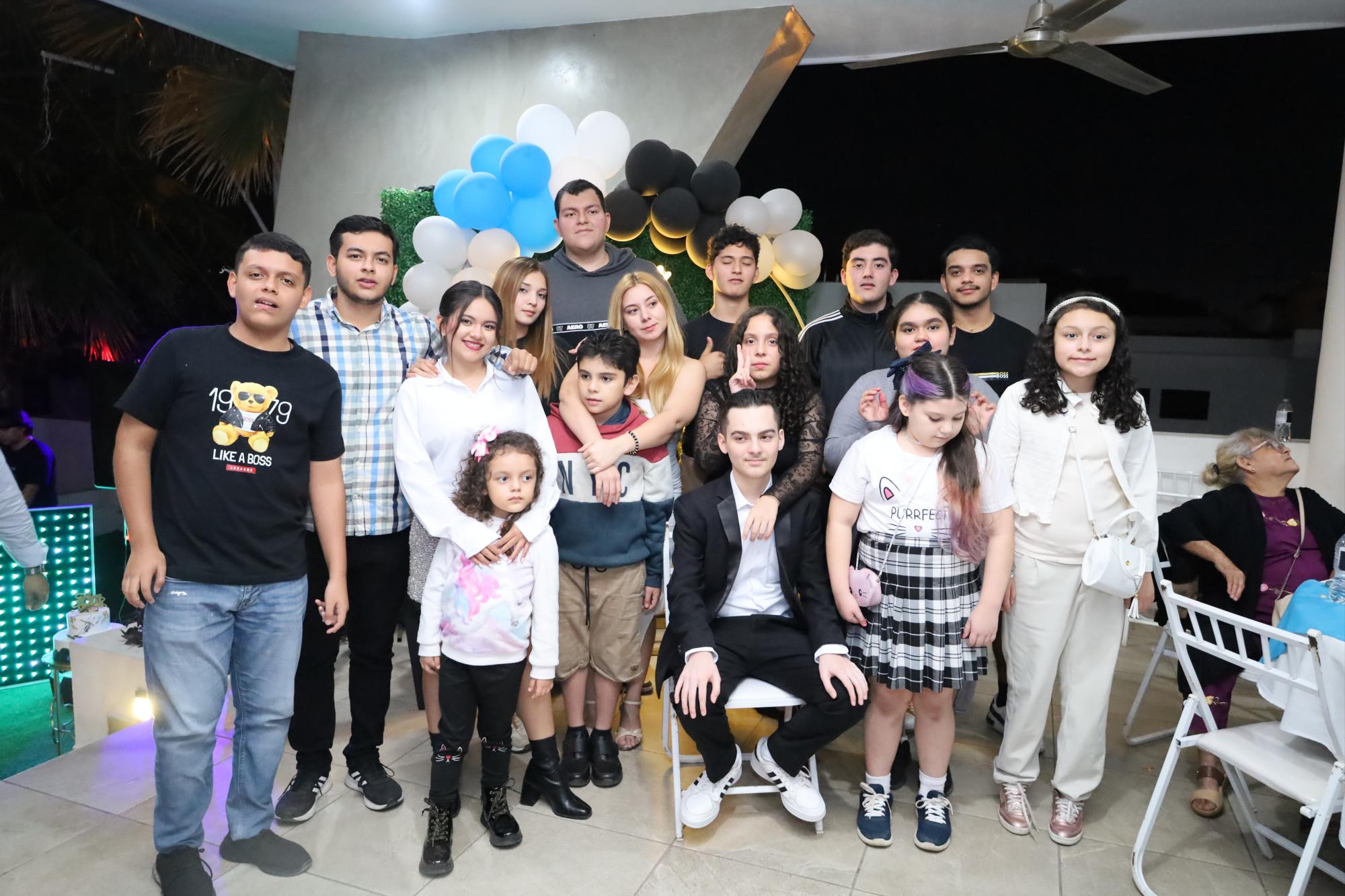 $!Sus primos del lado paterno disfrutaron con él del festejo.