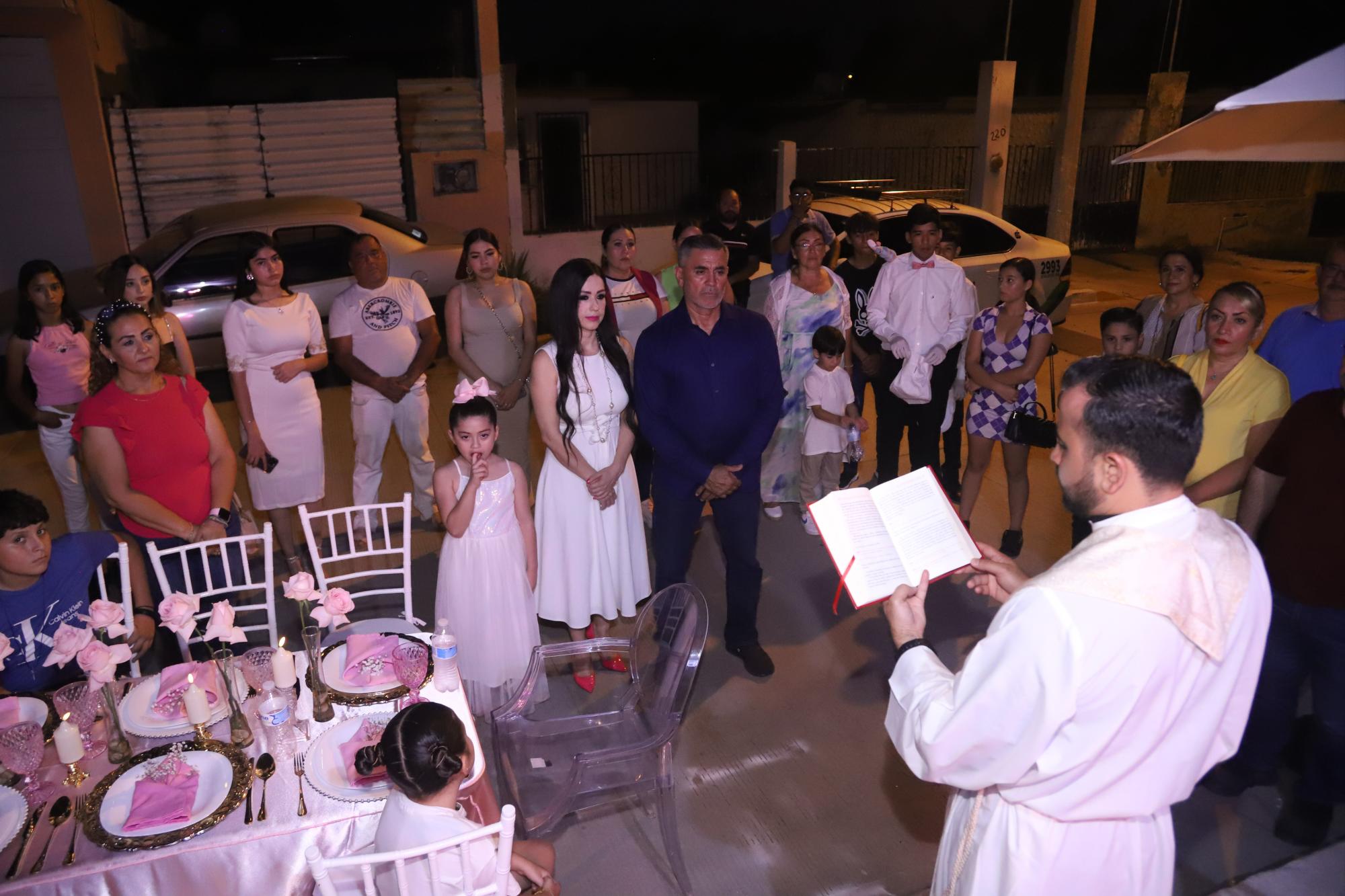 $!Los asistentes escucharon atentamente las palabras del sacerdote.