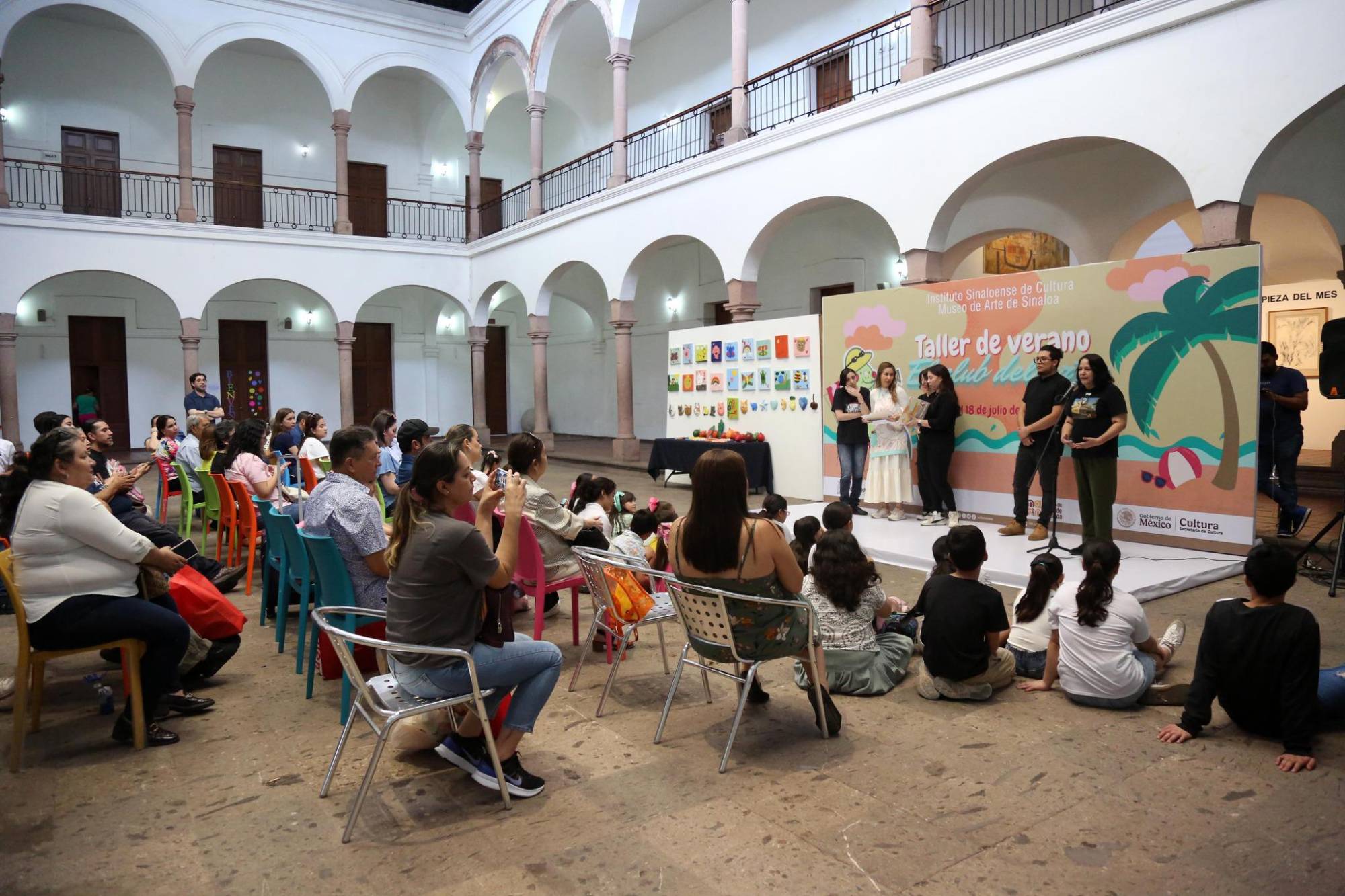 $!Padres de familia acompañaron a sus hijos a la clausura del taller.
