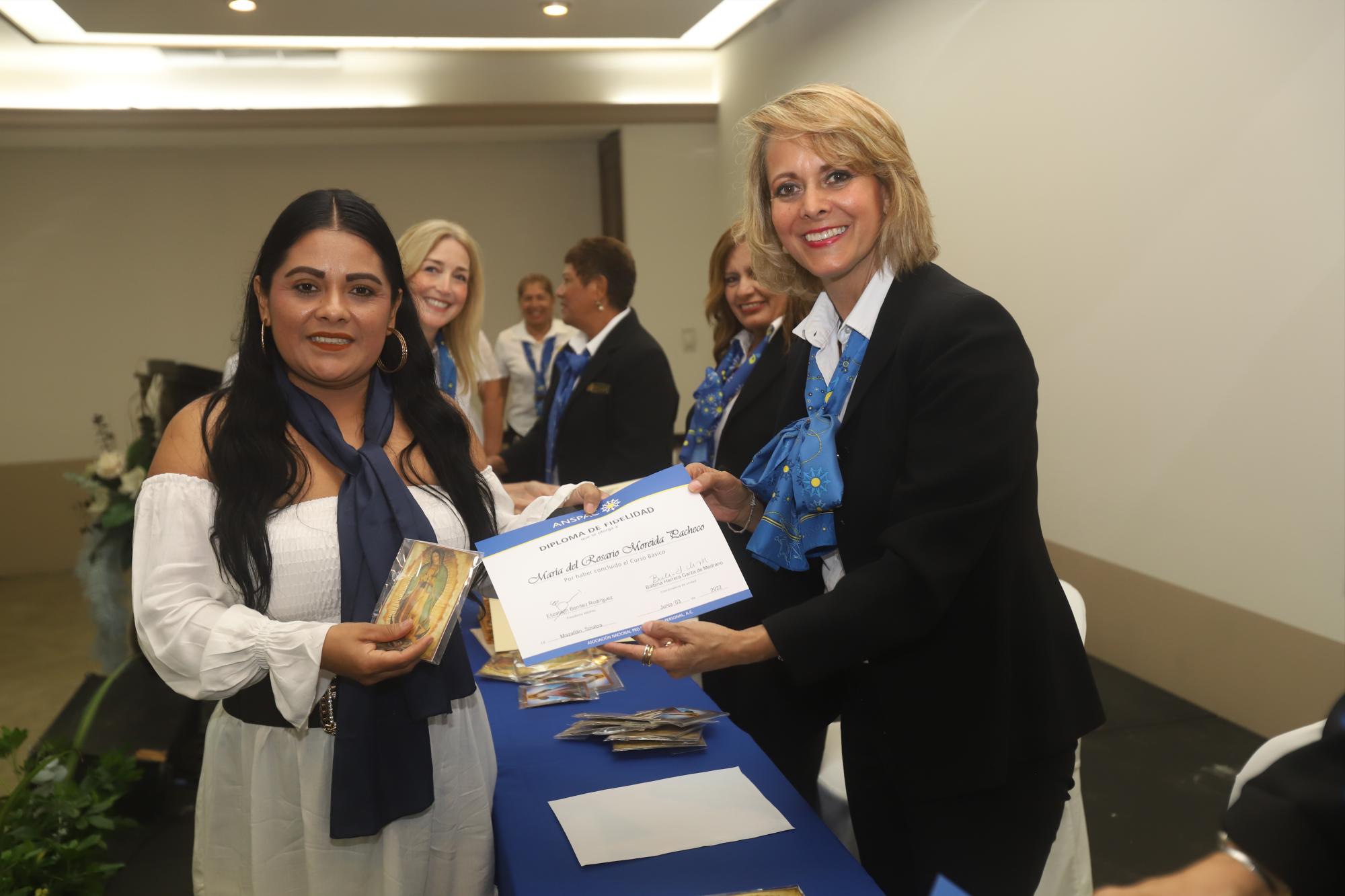 $!María del Rosario Moreida recibe su documentación de manos de Angélica Martín de Madero.