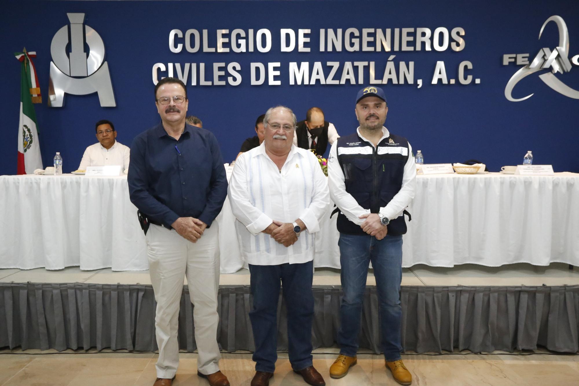 $!Guillermo Trewartha entre Hugomar Peraza y Ramón Antonio Osuna, directivos del Colegio de Ingenieros Civiles de Mazatlán.