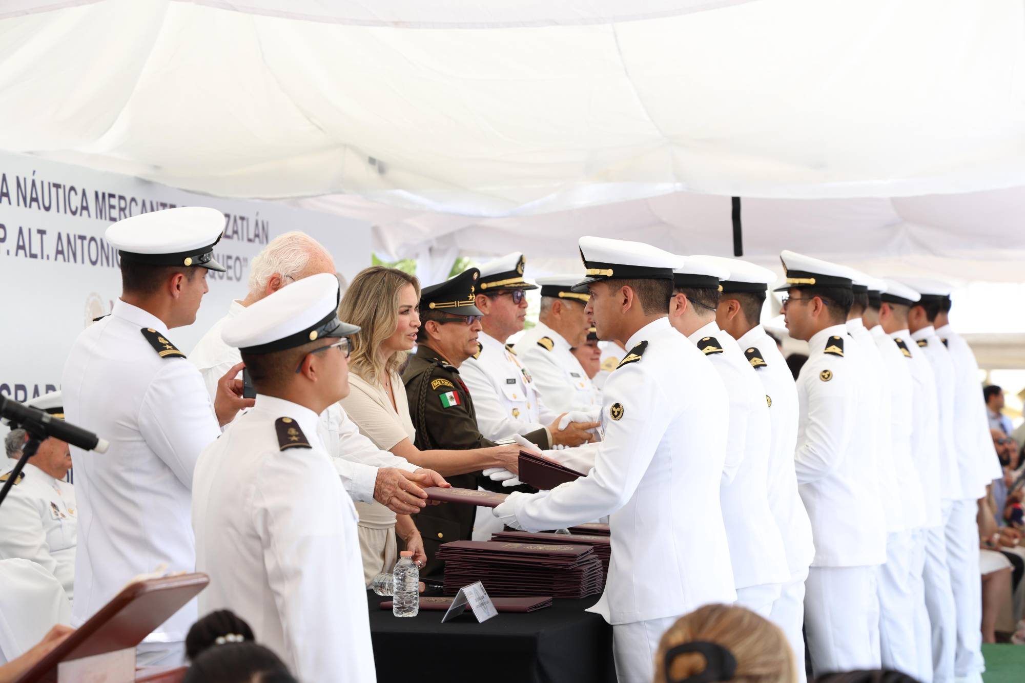 $!Los egresados recibieron su documentación de manos de las autoridades del plantel e invitados especiales.
