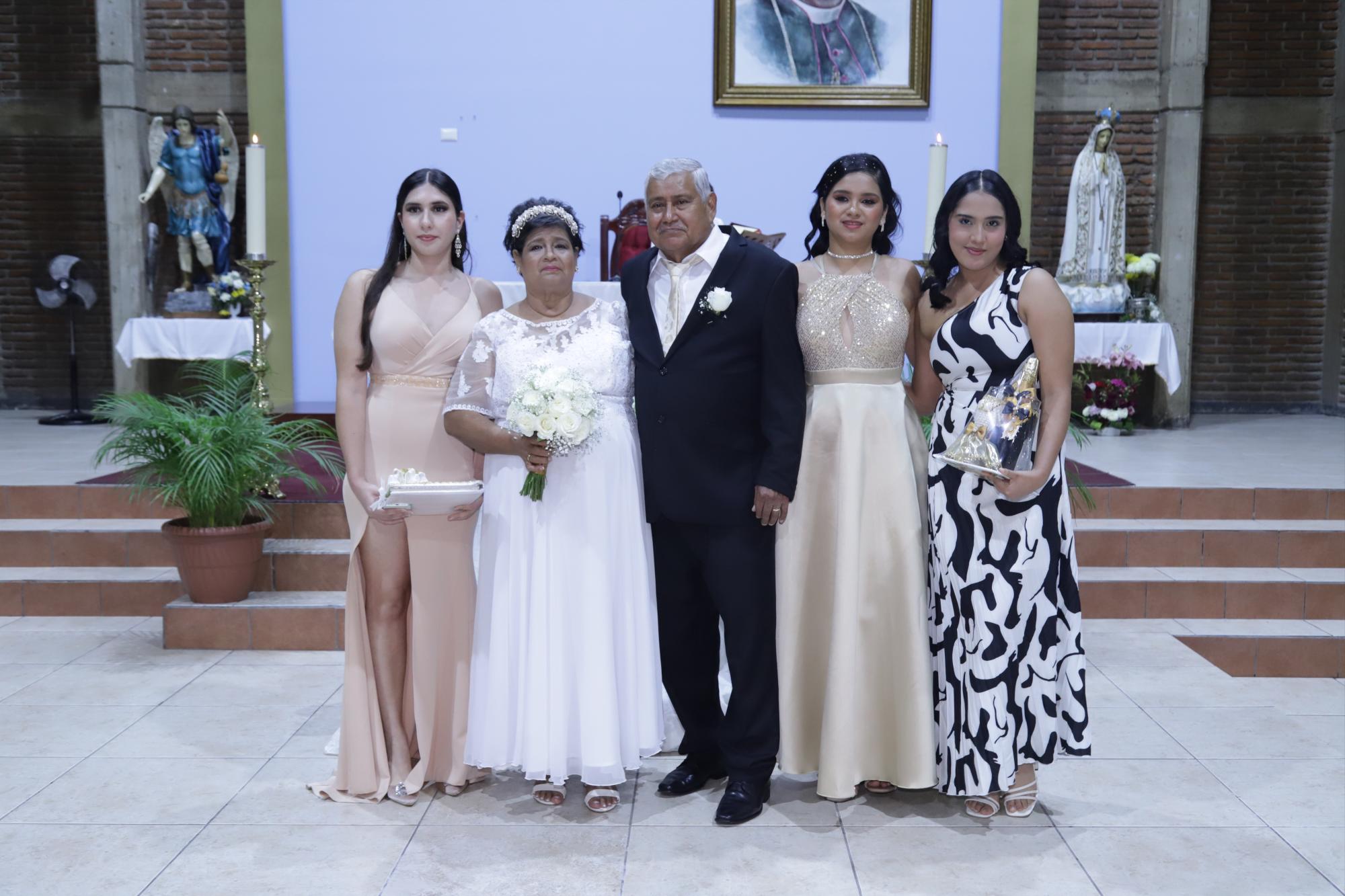 $!Martha Ofelia y Felipe entre sus nietas, Tania Velarde, Martha Guzmán, y Marian Álvarez.