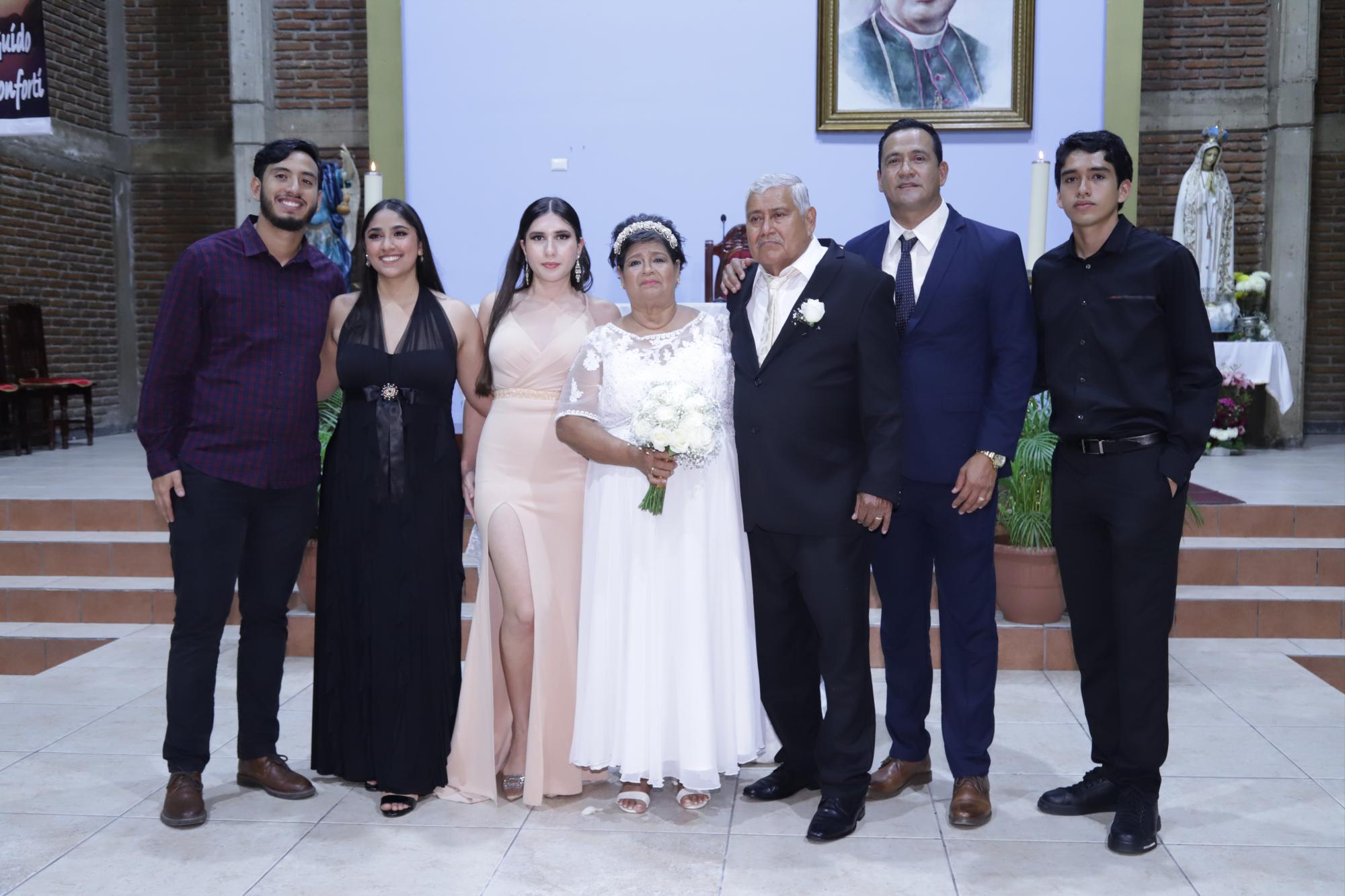 $!La pareja entre su nieto, Enrique Guzmán Velarde, y su esposa, Aranza; su nieta, Tania Velarde; su hijo, Enrique Guzmán Llamas y su nieto, Henry Guzmán Velarde.