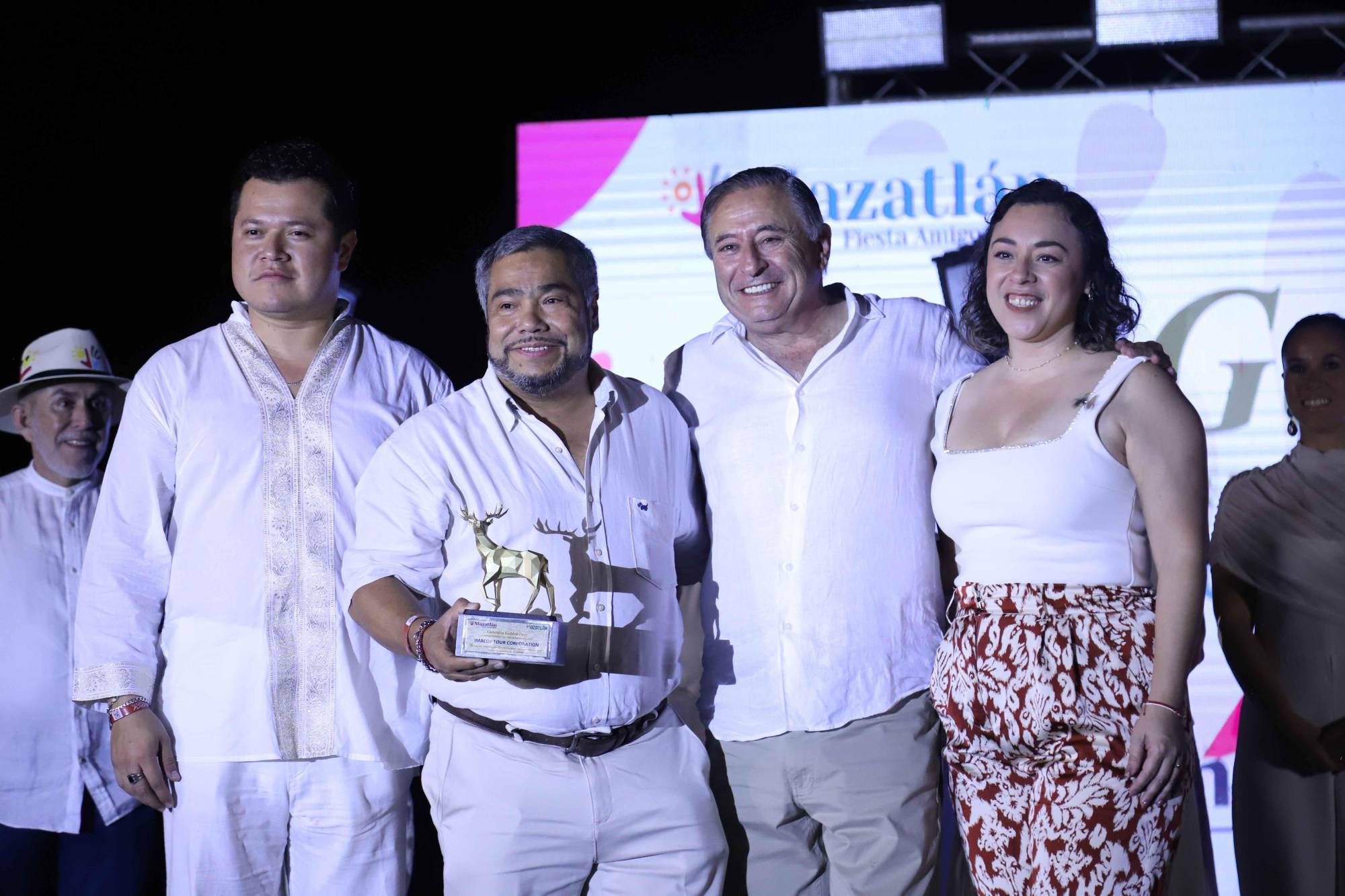 $!Colaborador de tour operador mayorista Nacional Imacop Corporation recibieron su reconocimiento de manos de Fernando Ordaz.