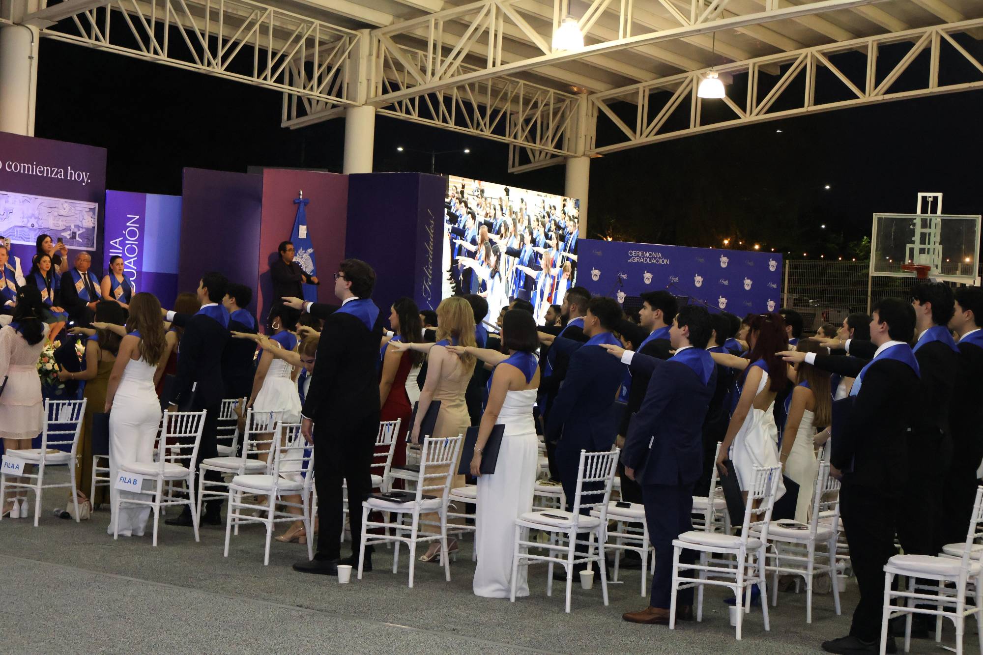 $!Los alumnos rindieron protesta como nuevos egresados.