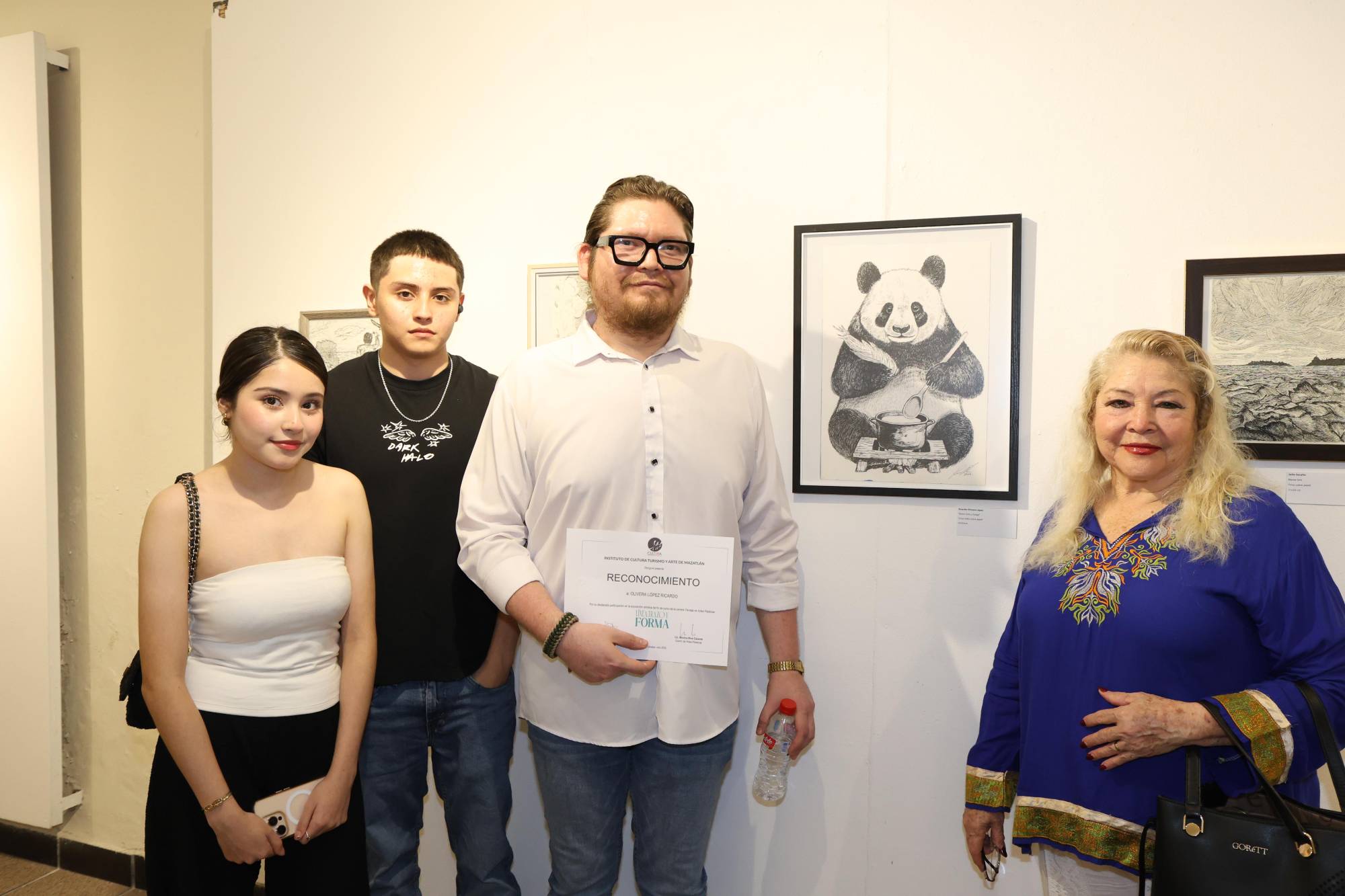 $!Monserrath, Diego y Ricardo Olivera junto a Rosa María López.