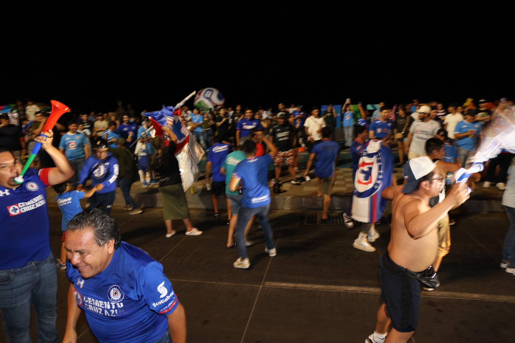 $!Afición de Cruz Azul celebra la décima en Mazatlán