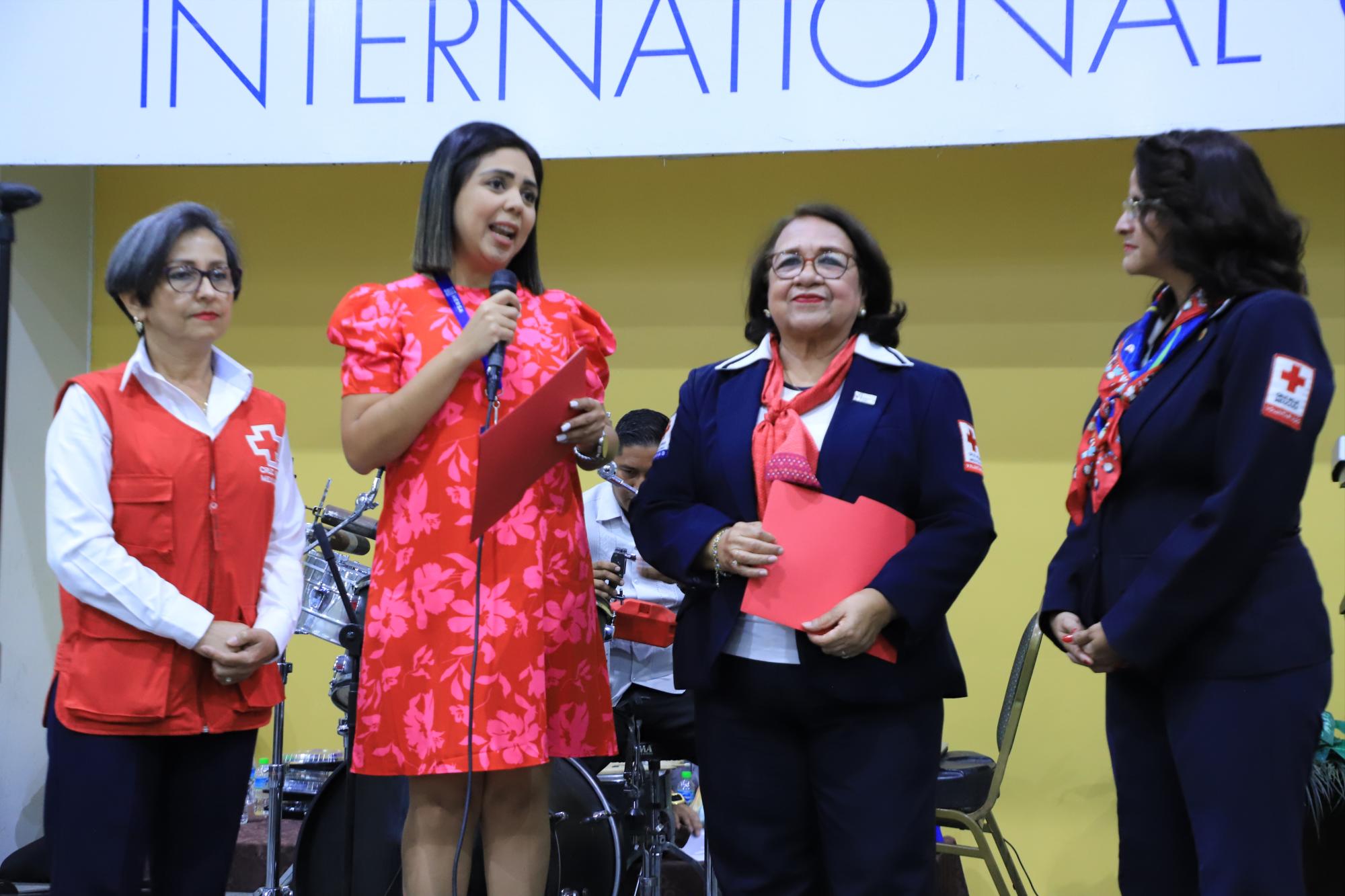 $!María José Salazar, directora comercial del Grupo Hersa Corporativo, que donó una sala para que fuera rifada entre los asistentes, expresó unas palabras a los presentes.