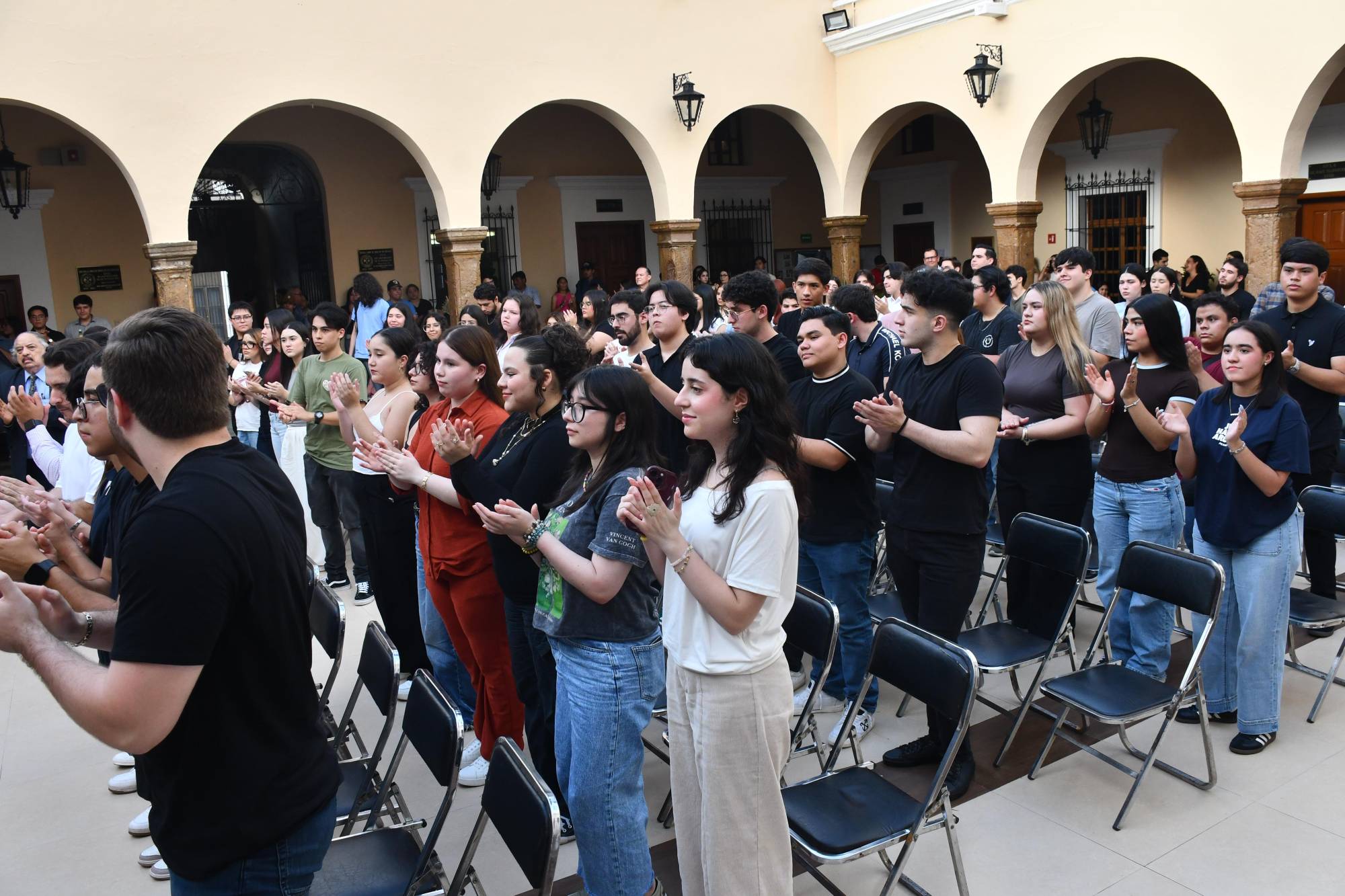 $!Los alumnos aplauden el inicio de sus actividades escolares.